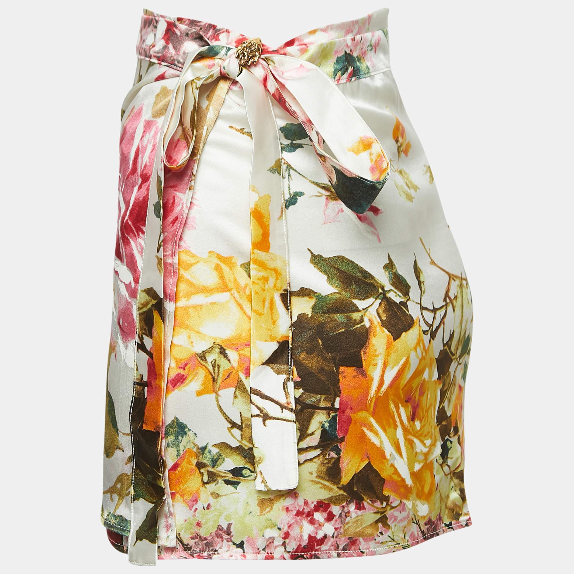 Experience the charm of designer clothing with this gorgeous skirt. Made from quality fabrics, the skirt has a simple allure and a great fit. Pair it up with a tailored blouse or a simple top and high heels.