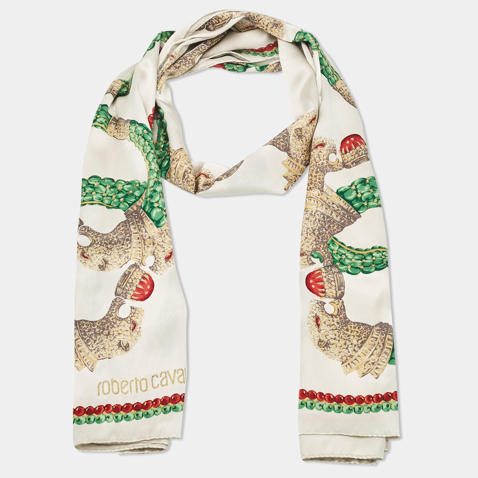 Classy and stylish are some words that come to our minds when we look at the scarf. The label brings you this versatile creation made from luxurious materials that you style with many outfits.