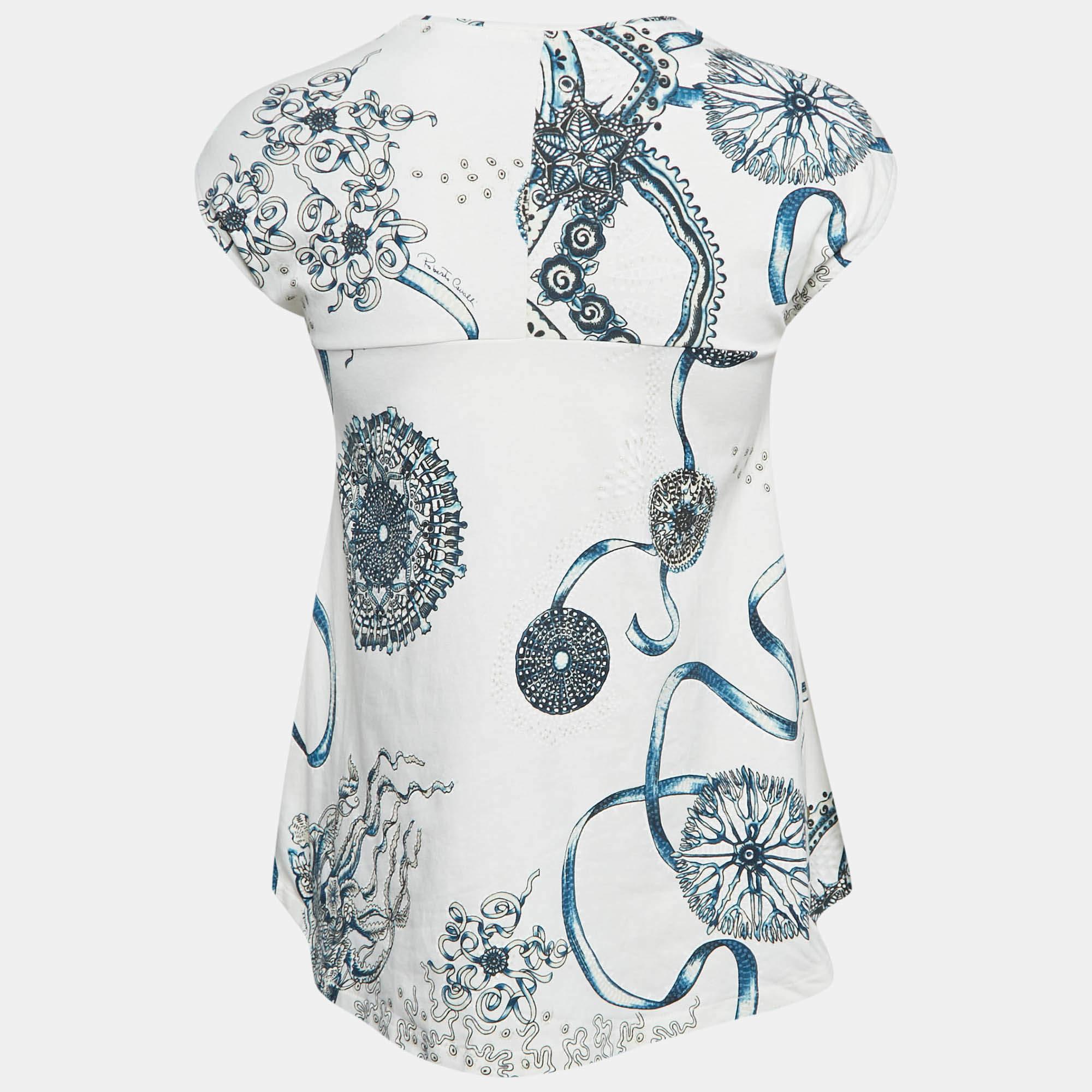 Tailored with care  this T shirt for kids by Roberto Cavalli is perfect for all day wear. Can be styled with shorts as well as pants.