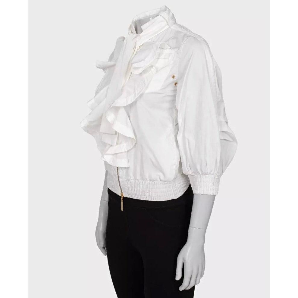 Eleva il tuo guardaroba con questa splendida giacca con volant di Roberto Cavalli, in una frizzante tonalità bianca. Questa giacca aderente è caratterizzata da volant decorativi e da un'elegante minuteria dorata che aggiunge un tocco di lusso al tuo