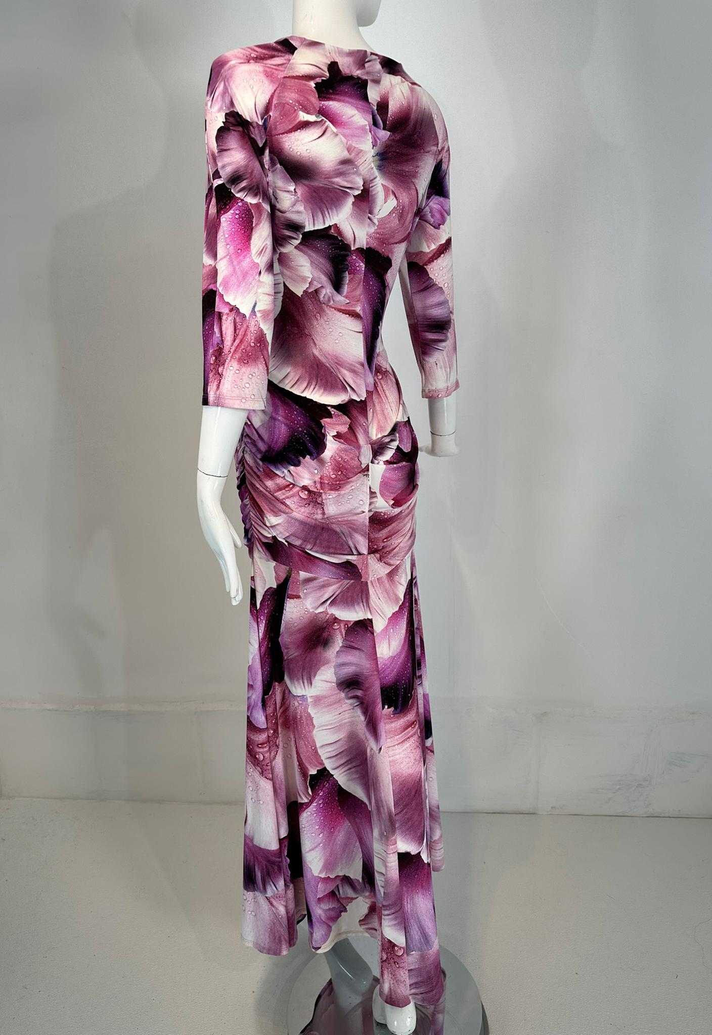 Roberto Cavalli Maxi Vestido Cuello en V Drapeado Lateral Flor Fantasía Pétalos Rosa Vino 44 en venta 6