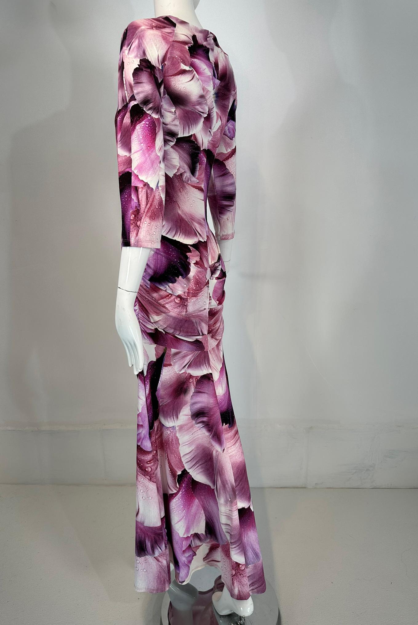 Roberto Cavalli Maxi Vestido Cuello en V Drapeado Lateral Flor Fantasía Pétalos Rosa Vino 44 en venta 7