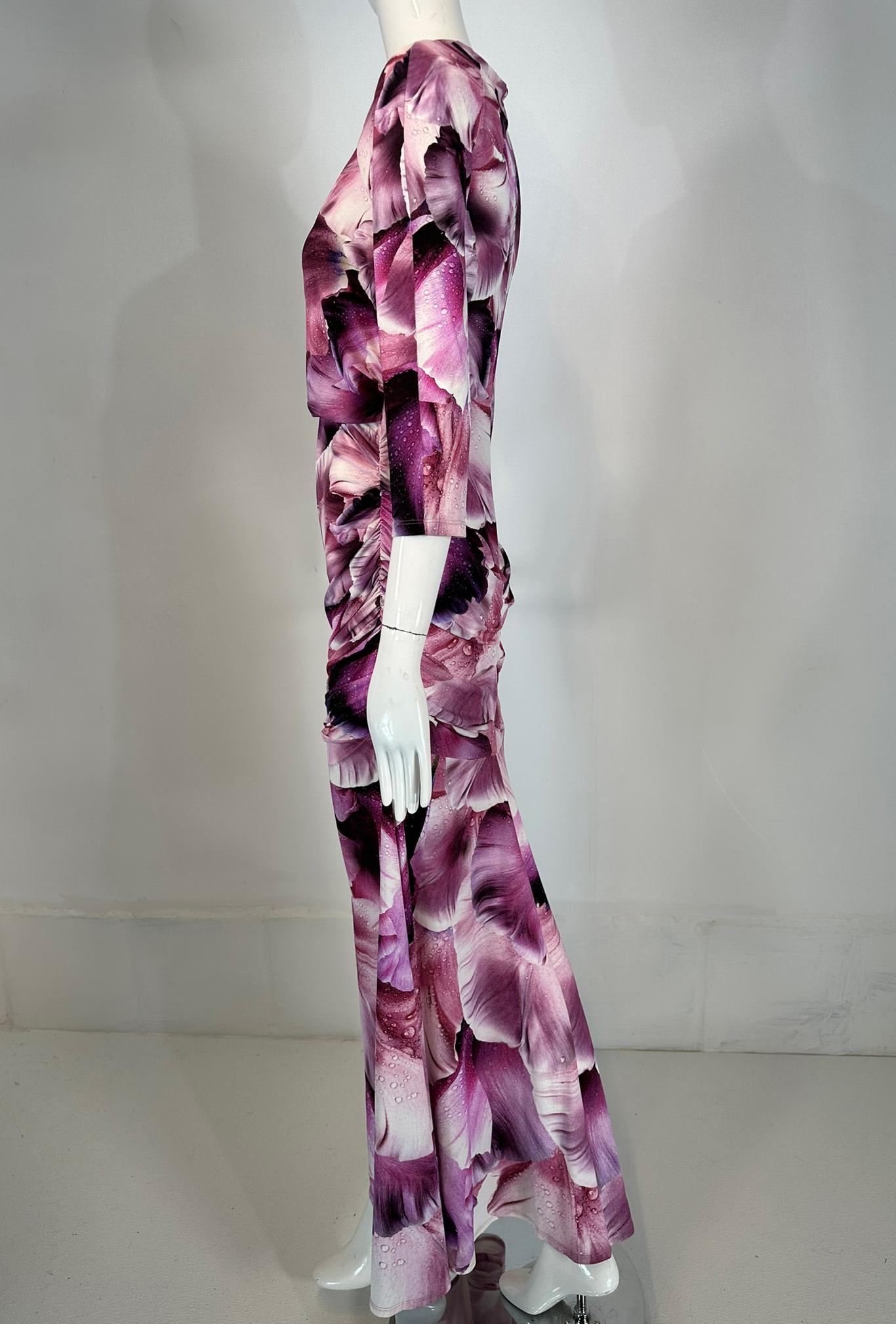 Roberto Cavalli Maxi Vestido Cuello en V Drapeado Lateral Flor Fantasía Pétalos Rosa Vino 44 en venta 8