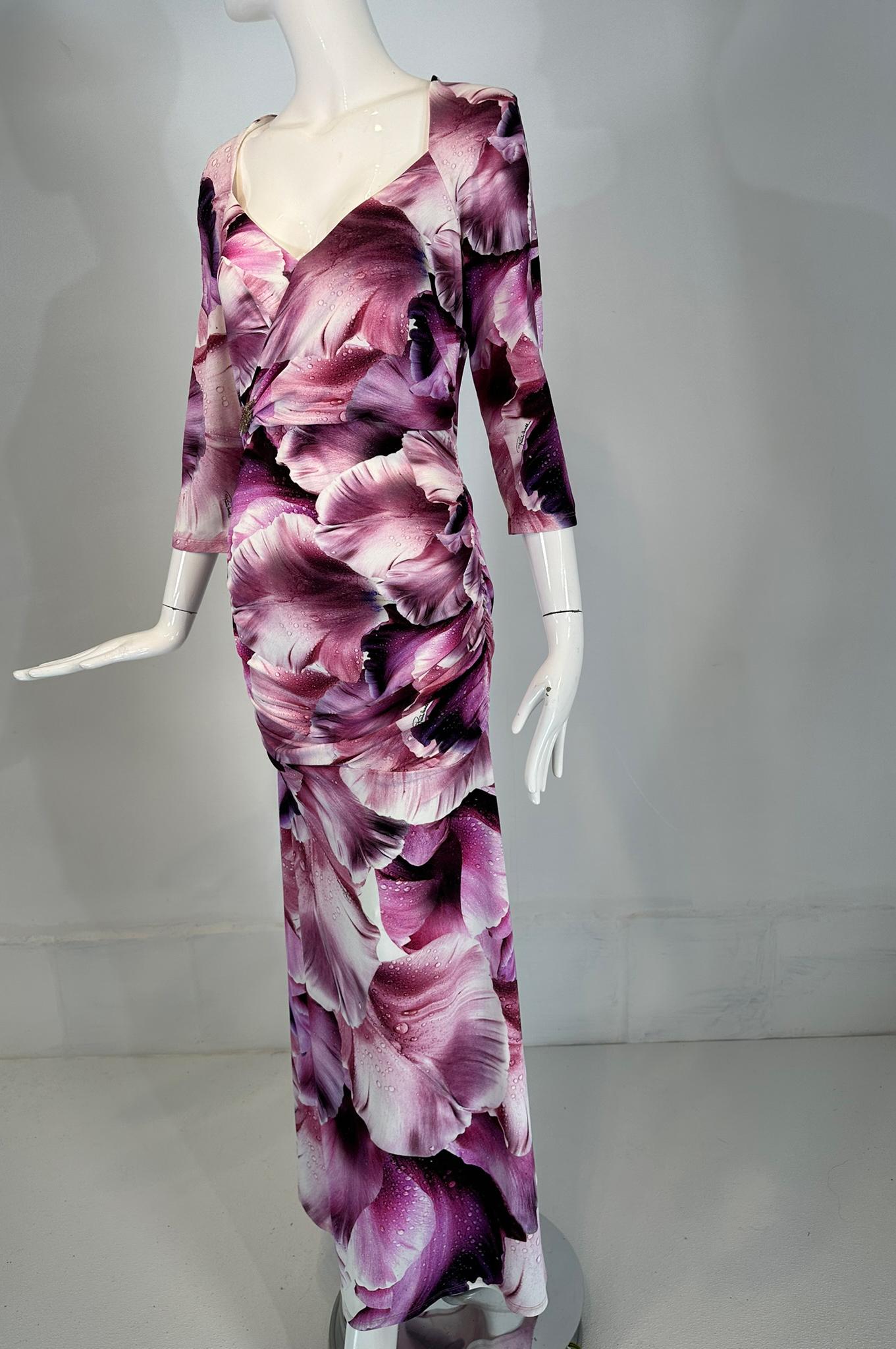 Roberto Cavalli Maxi Vestido Cuello en V Drapeado Lateral Flor Fantasía Pétalos Rosa Vino 44 en venta 11