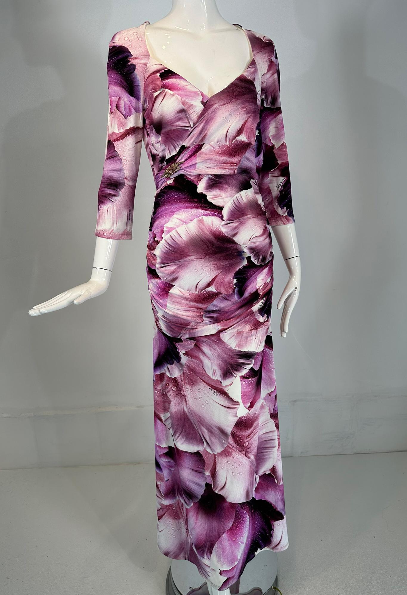 Roberto Cavalli Maxi Vestido Cuello en V Drapeado Lateral Flor Fantasía Pétalos Rosa Vino 44 en venta 12