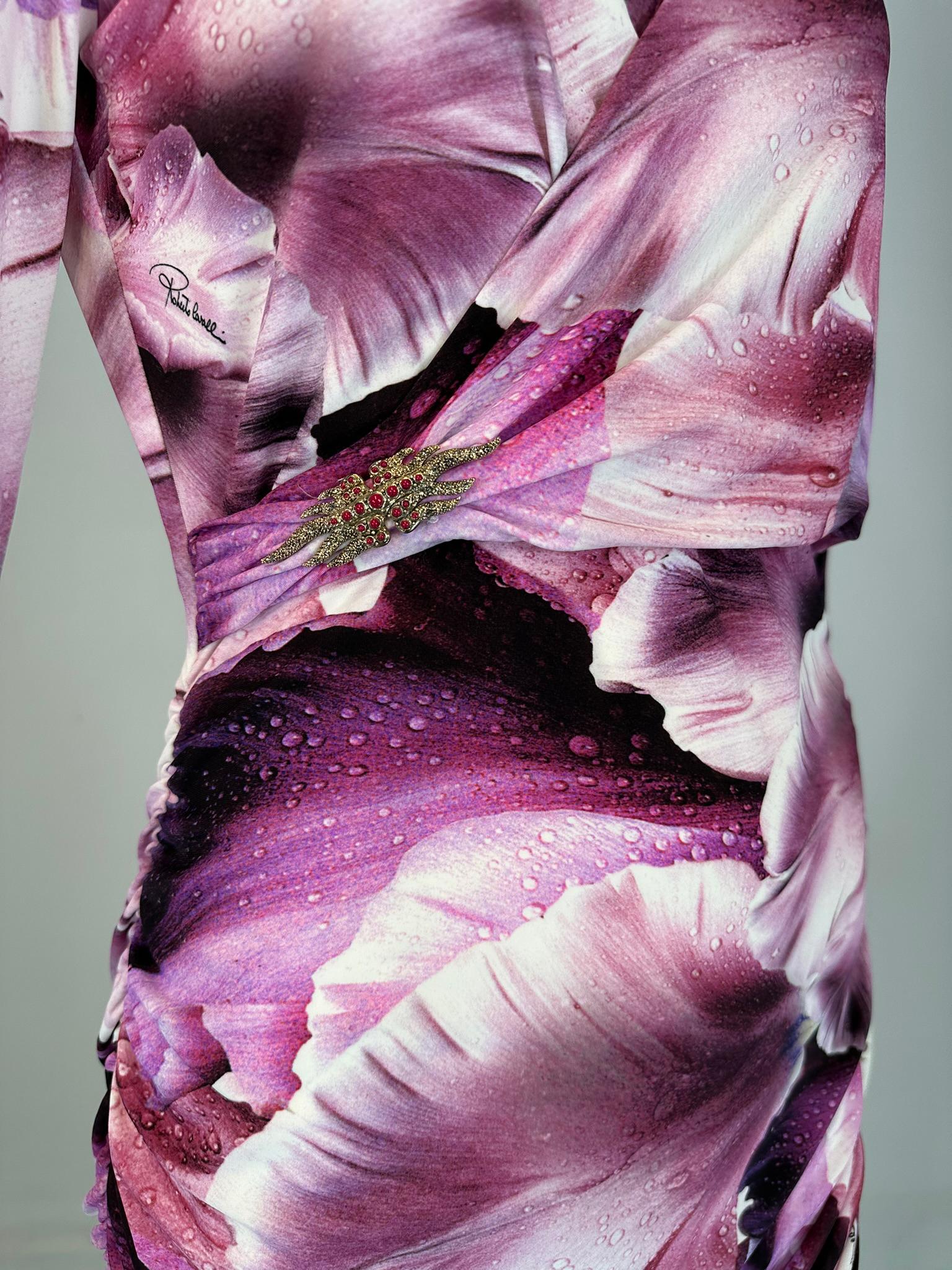 Roberto Cavalli Maxi Vestido Cuello en V Drapeado Lateral Flor Fantasía Pétalos Rosa Vino 44 en venta 13