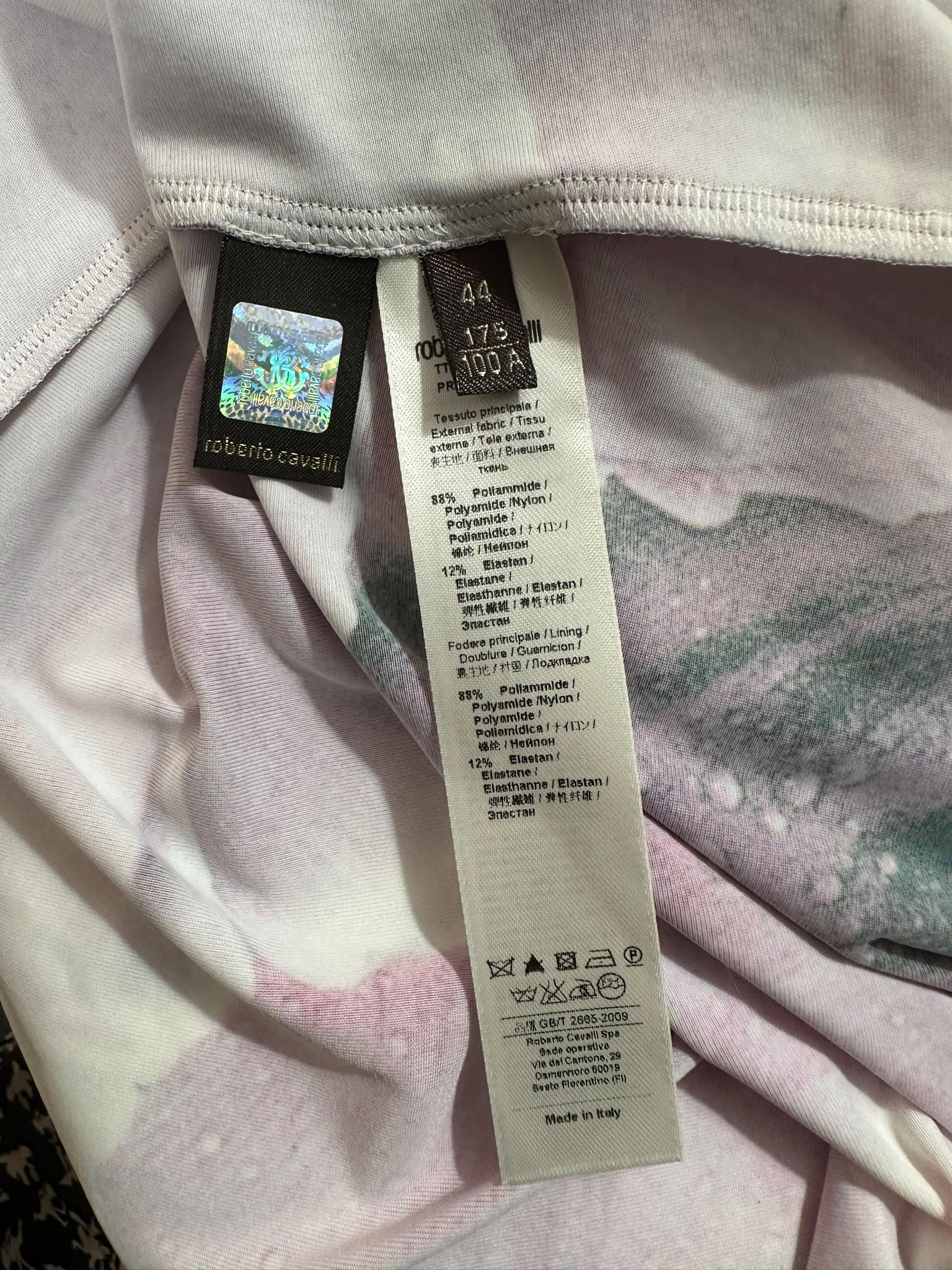 Roberto Cavalli Maxi Vestido Cuello en V Drapeado Lateral Flor Fantasía Pétalos Rosa Vino 44 en venta 14