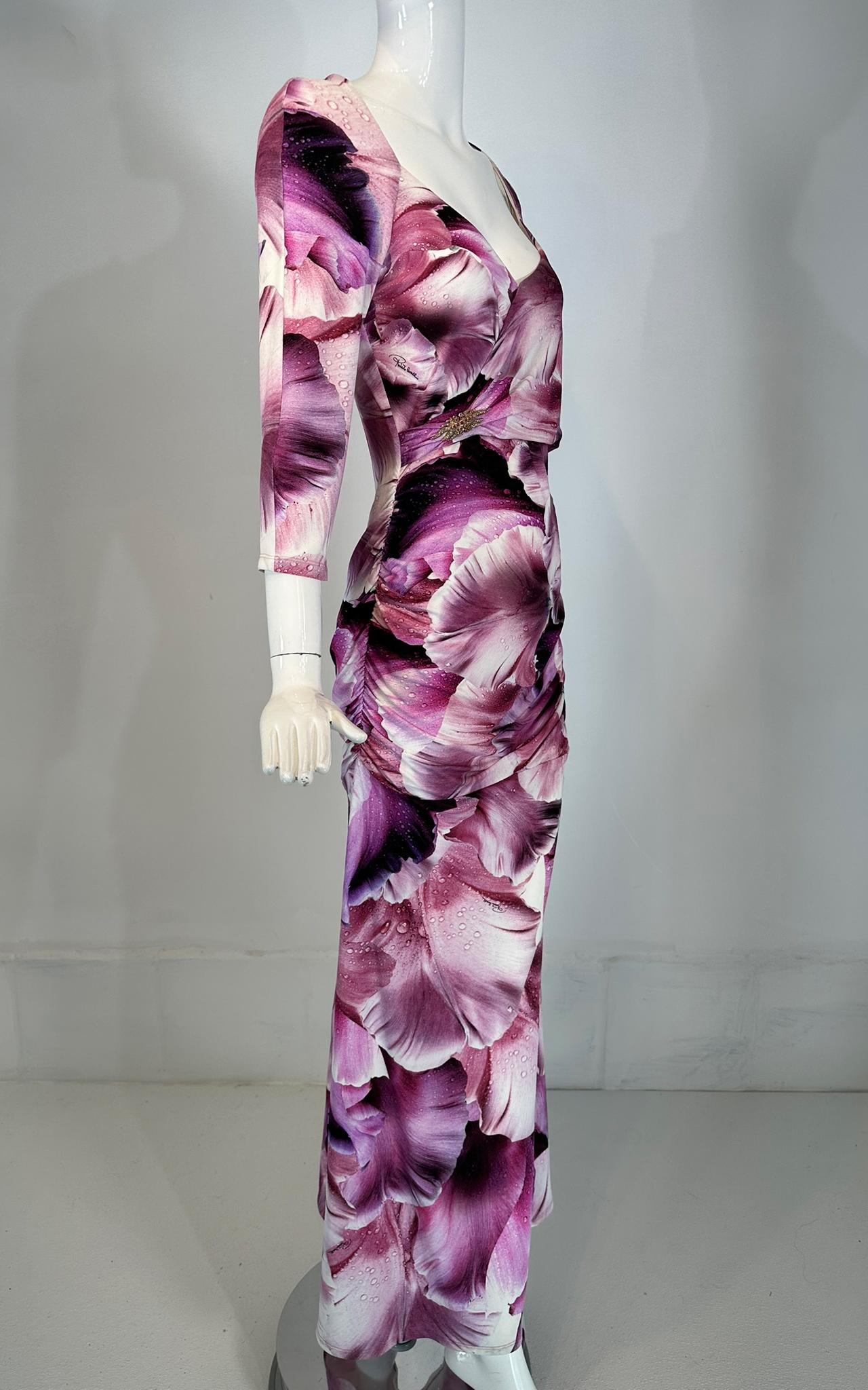 Roberto Cavalli Maxi Vestido Cuello en V Drapeado Lateral Flor Fantasía Pétalos Rosa Vino 44 en Bueno estado para la venta en West Palm Beach, FL