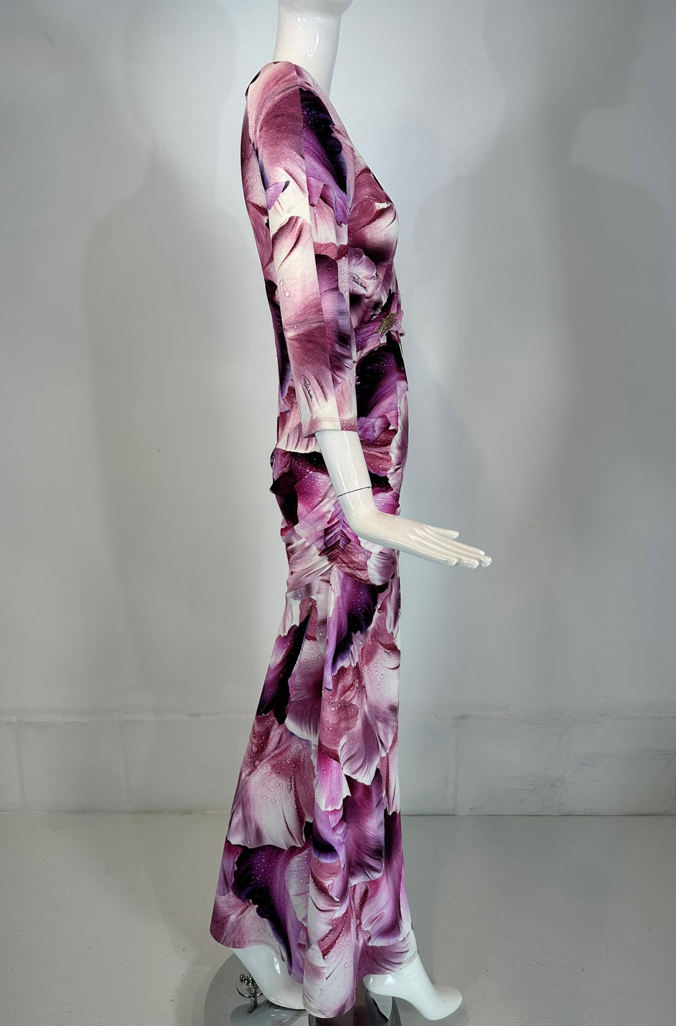Roberto Cavalli Maxi Vestido Cuello en V Drapeado Lateral Flor Fantasía Pétalos Rosa Vino 44 en venta 1