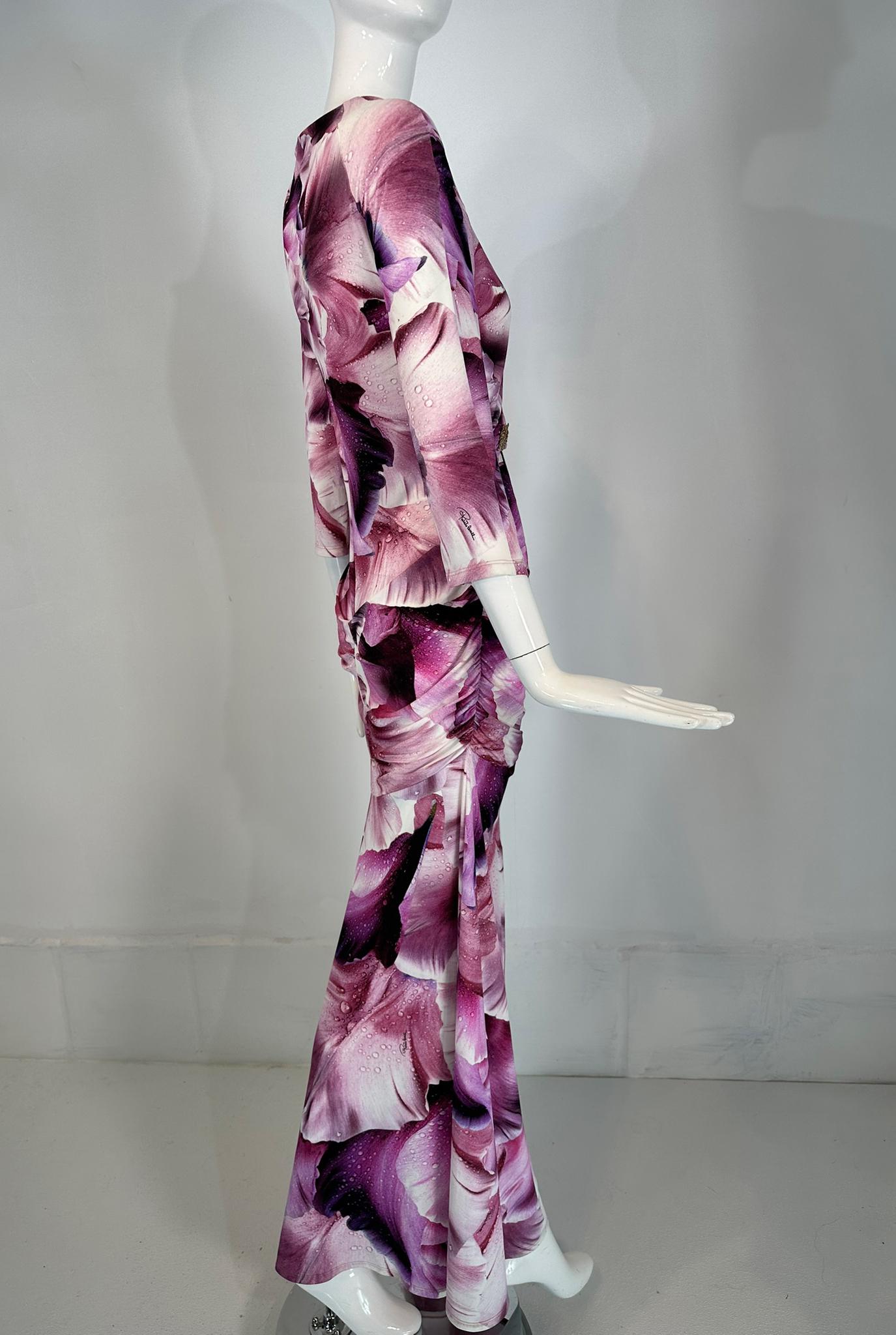 Roberto Cavalli Maxi Vestido Cuello en V Drapeado Lateral Flor Fantasía Pétalos Rosa Vino 44 en venta 2