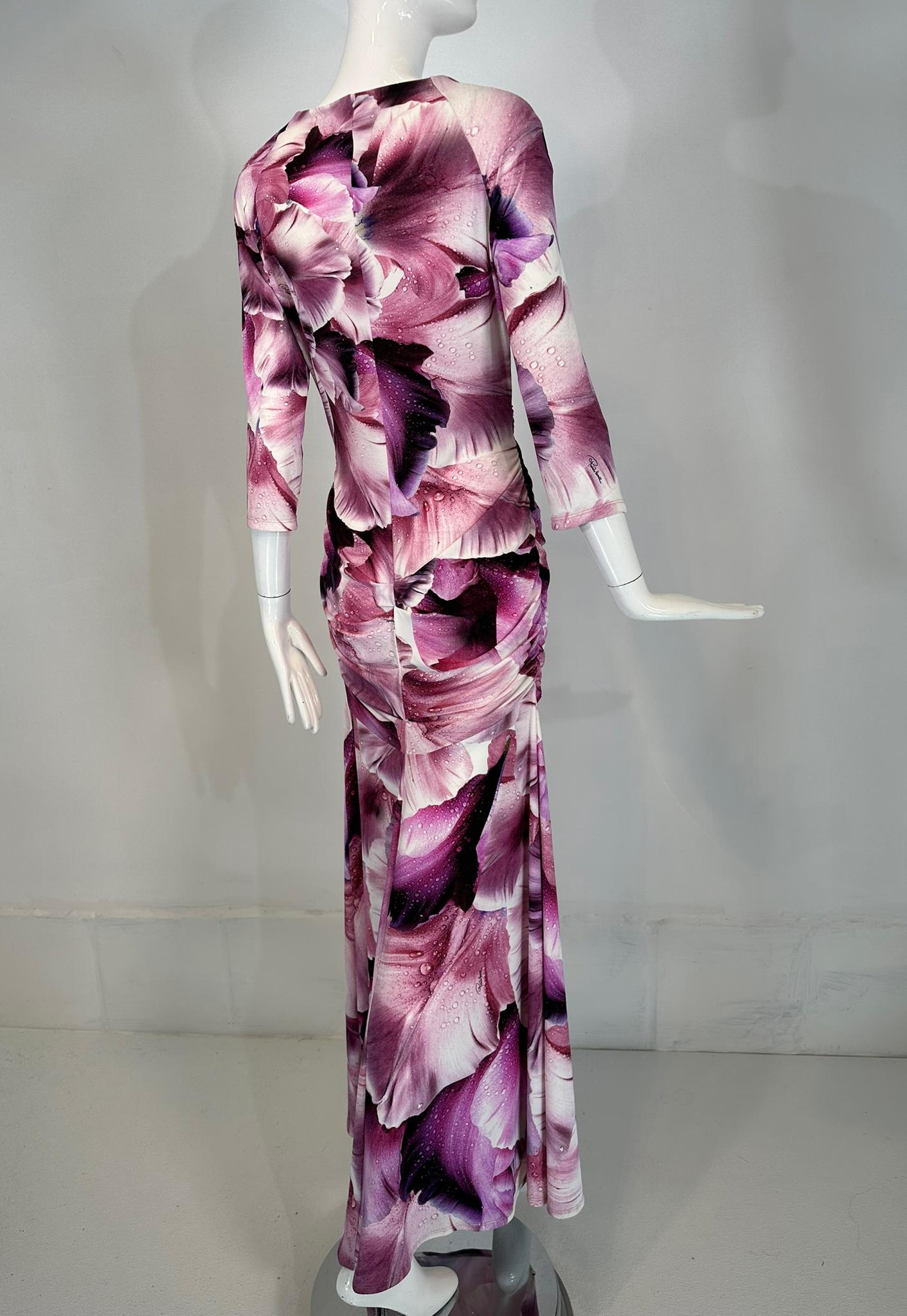 Roberto Cavalli Maxi Vestido Cuello en V Drapeado Lateral Flor Fantasía Pétalos Rosa Vino 44 en venta 3