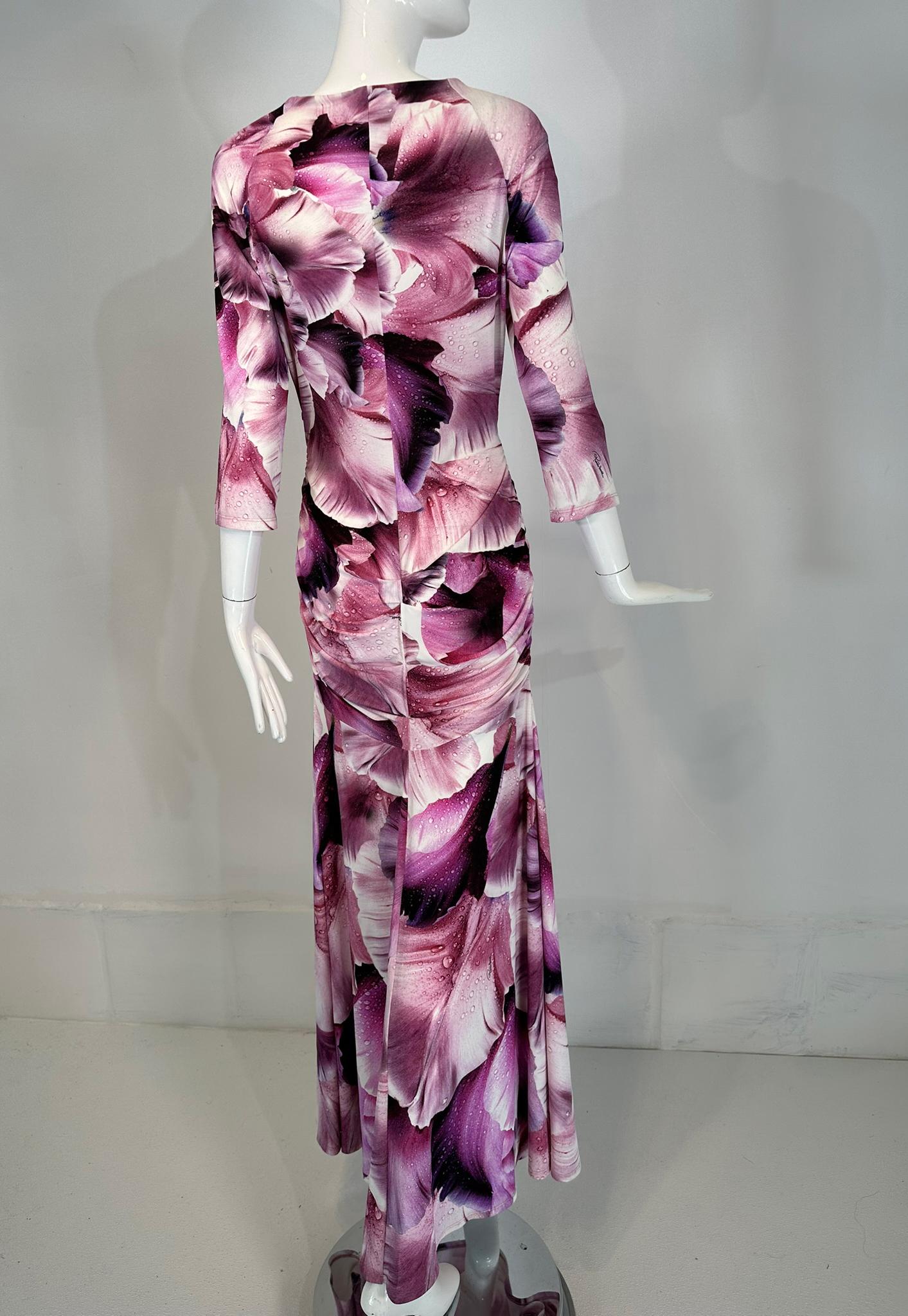 Roberto Cavalli Maxi Vestido Cuello en V Drapeado Lateral Flor Fantasía Pétalos Rosa Vino 44 en venta 4