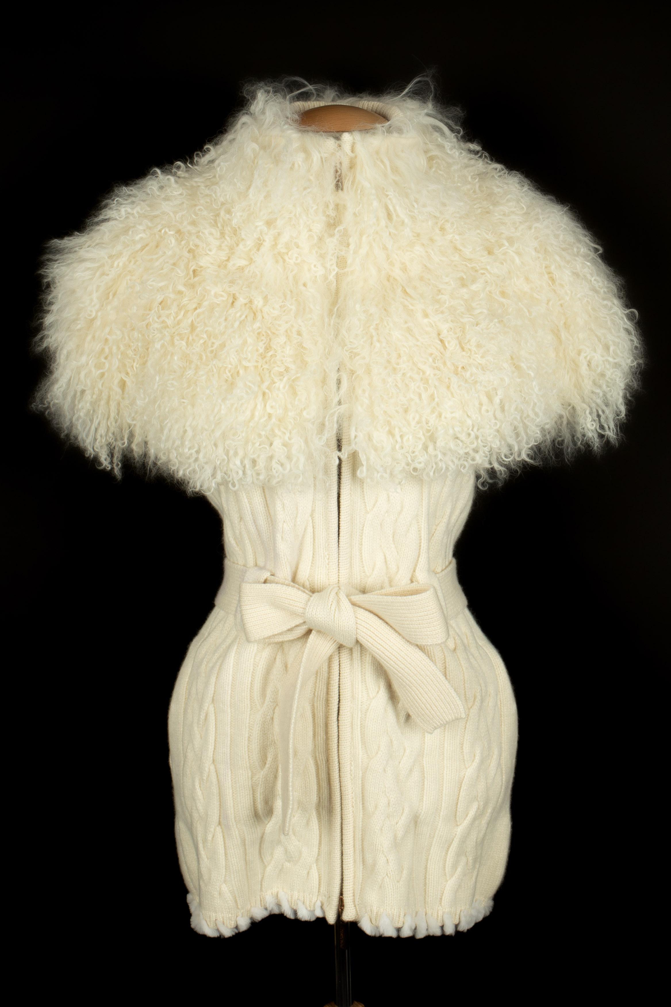 CAVALLI - (Made in Italy) Wool sleeveless cardigan with fur. Size 40IT.

Condition:
Very good condition

Dimensions:
Chest: 42 cm - Length: 78 cm

SKU:FV156


