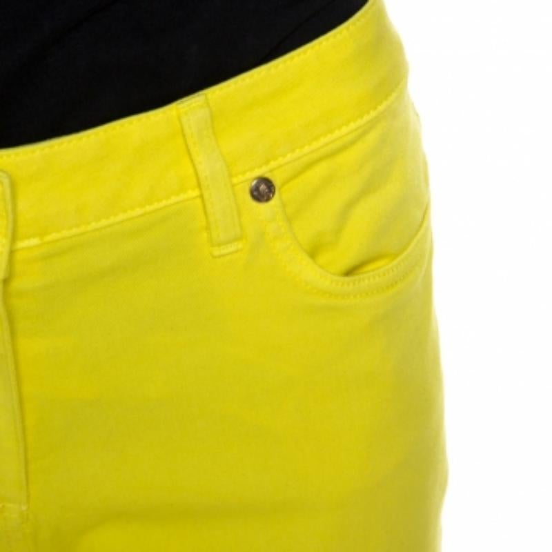 A must-have for your casual wardrobe, these Roberto Cavalli jeans are made of a cotton blend offering comfortable wearing experience. They carry a bright yellow hue with a denim finish. These slim-fit jeans have buttoned closure and colorful
