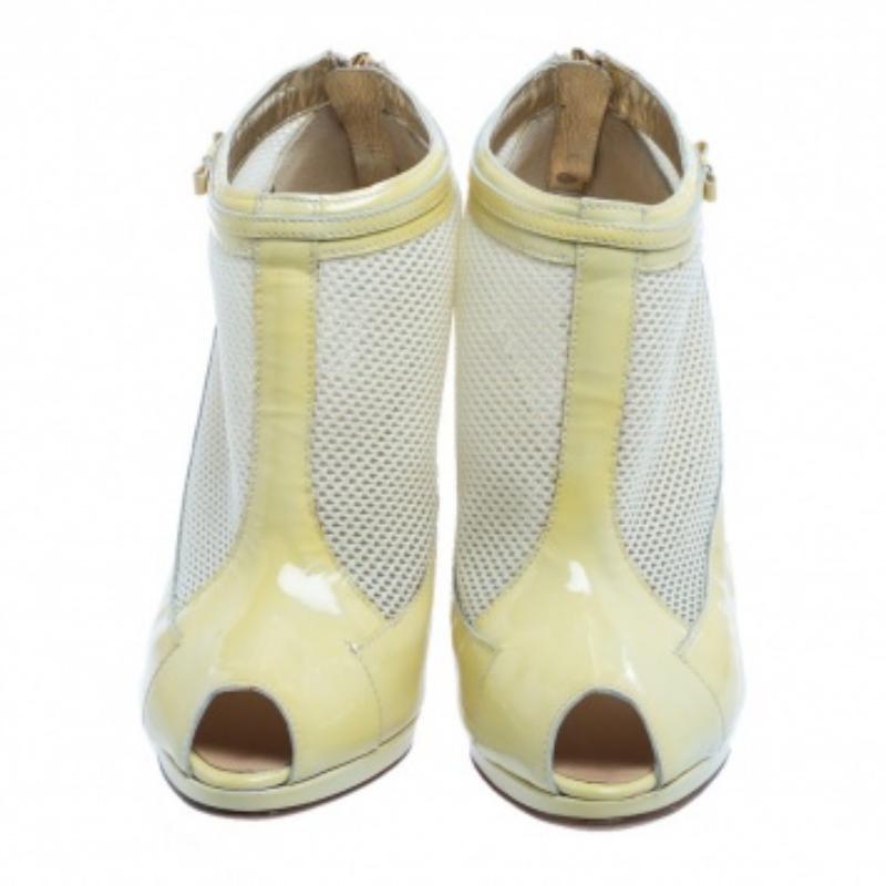 Bottines Roberto Cavalli en cuir verni jaune et maille, taille 39 Bon état - En vente à Dubai, Al Qouz 2