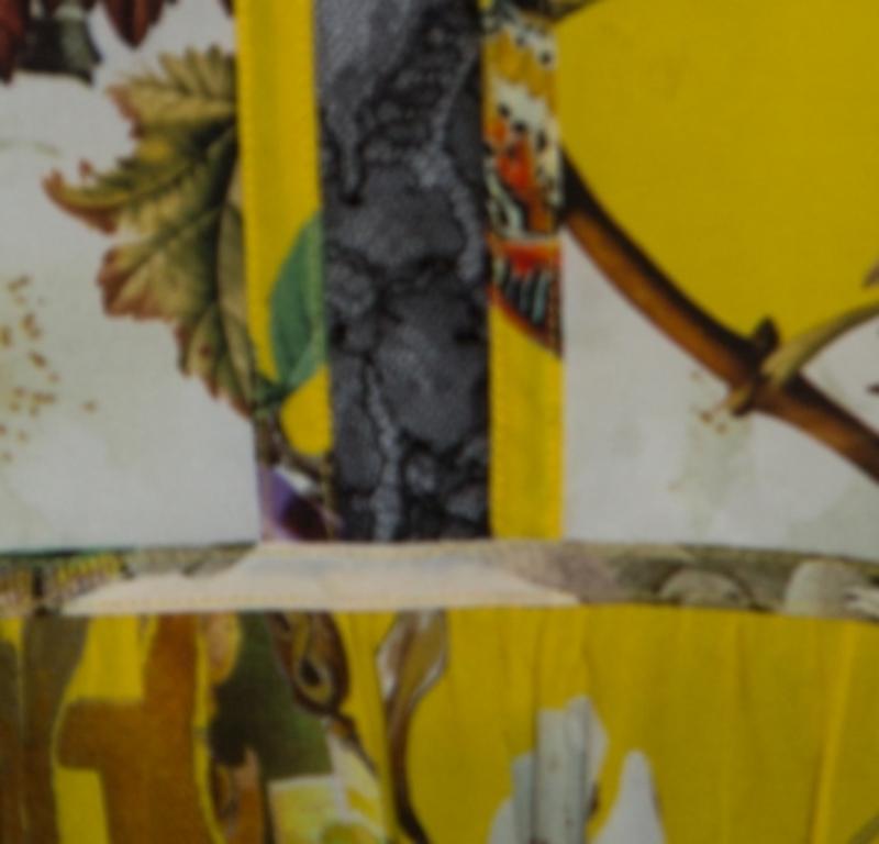 Este top amarillo de Roberto Cavalli te hará estar divina a la moda. Confeccionado en seda, el top tiene cuello halter, cierre de cremallera, adornos de encaje y estampados por todas partes. Puedes llevarlo con vaqueros o pantalones cortos.