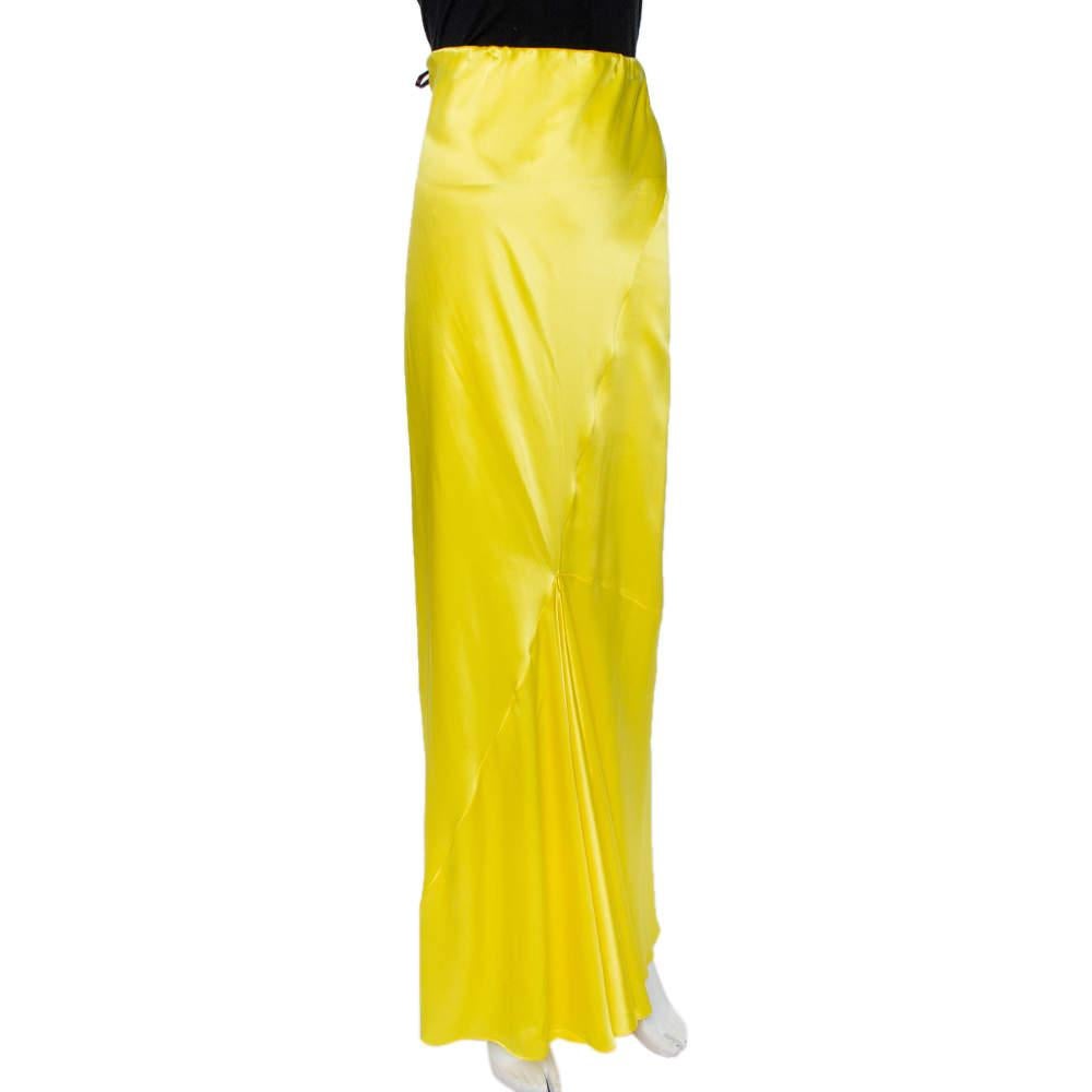 This skirt from Roberto Cavalli will give you a comfortable fit and an elegant look. Tailored using silk, the skirt has a flared shape, yellow hue, and a flattering silhouette. Team it with a chic top, minimal accessories, and high heel sandals for