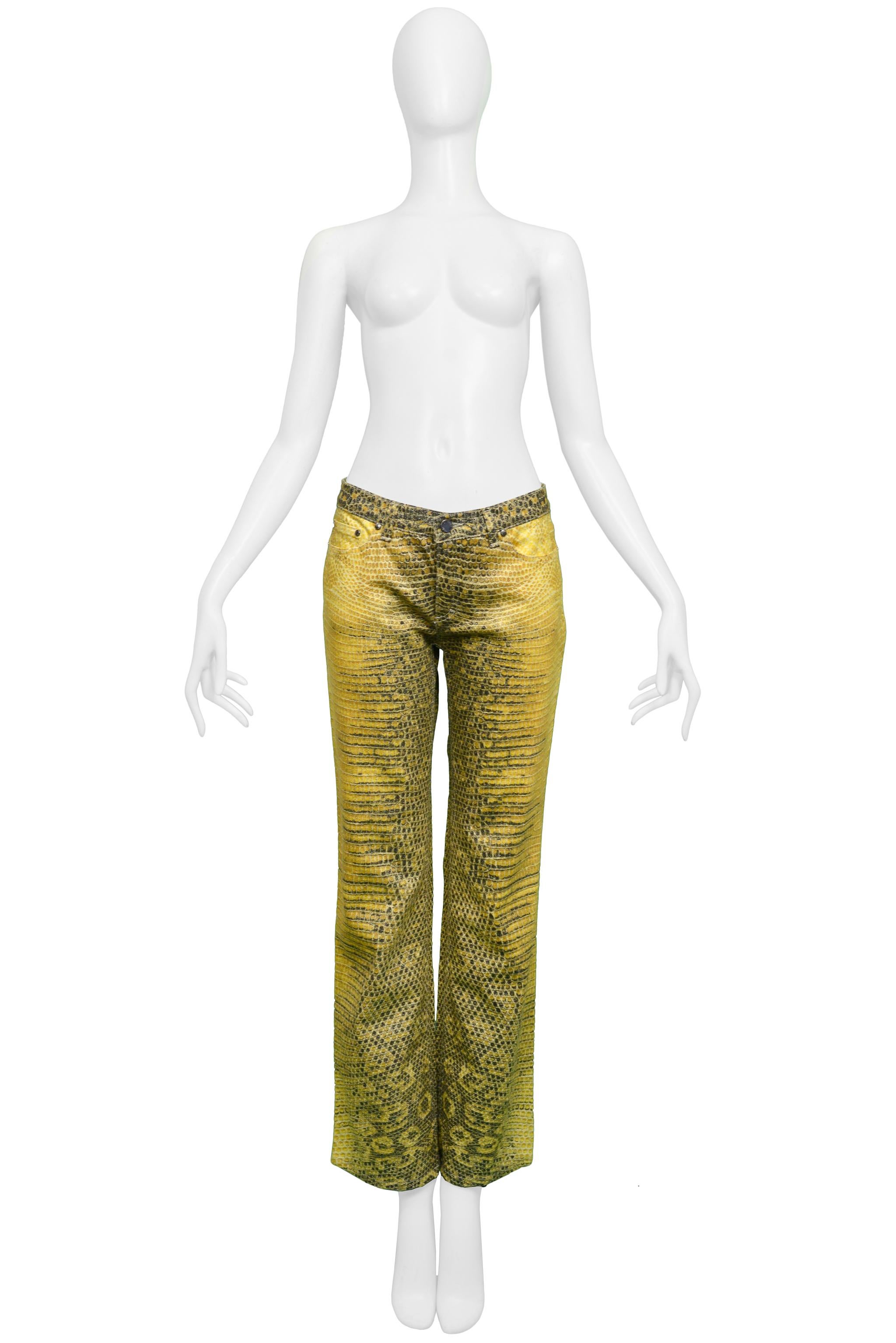 Resurrection a le plaisir de vous proposer une paire de pantalons vintage Roberto Cavalli en denim jaune à taille haute avec un imprimé serpent en python sur toute la surface, une fermeture éclair au centre du devant avec des pièces en métal doré,