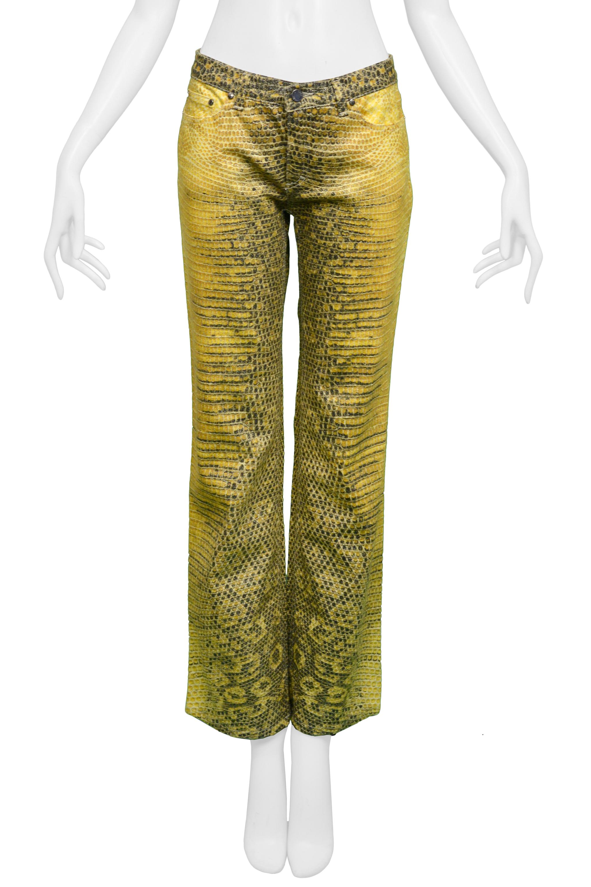 Jaune Pantalon en peau de serpent jaune Roberto Cavalli en vente