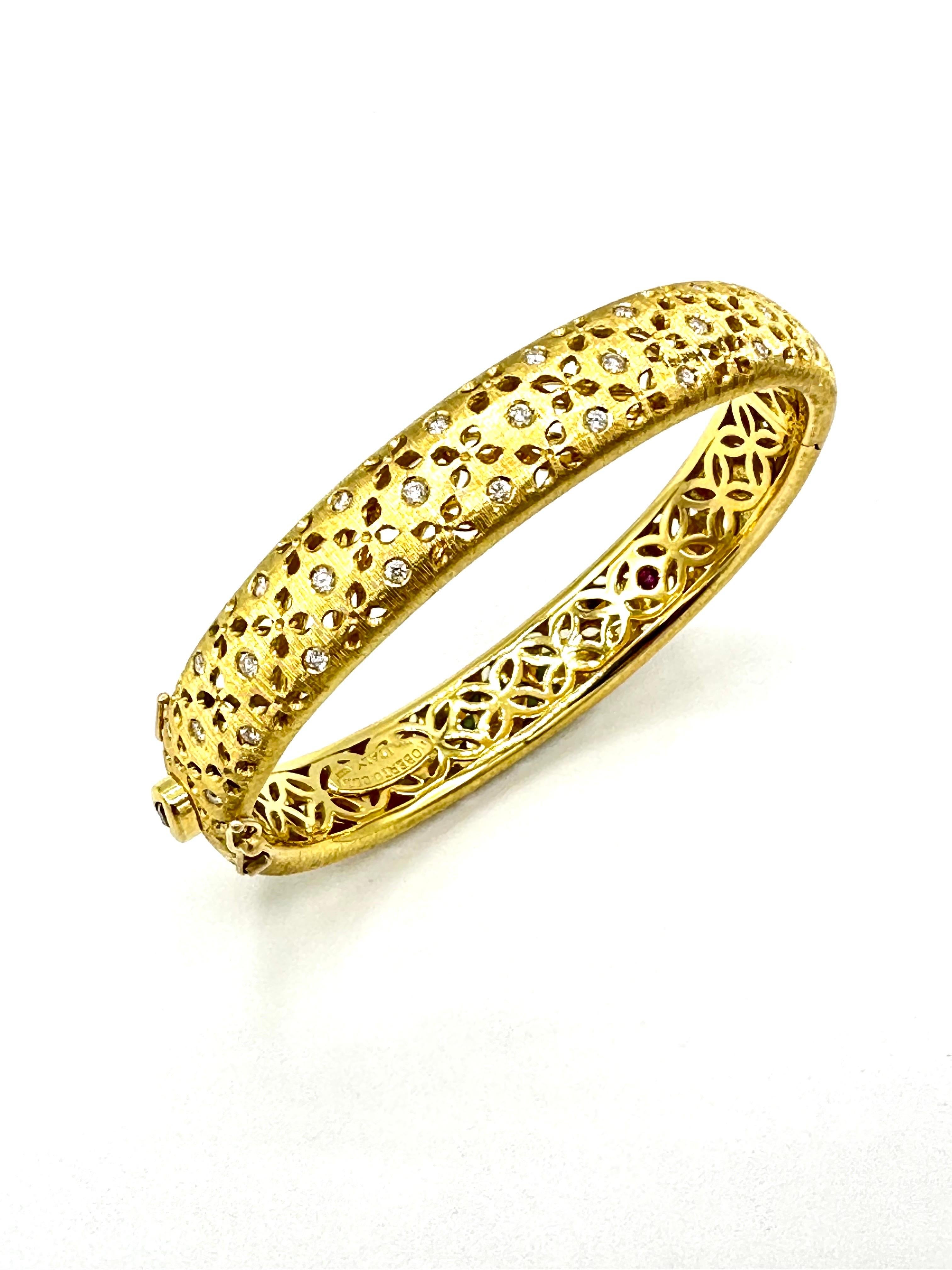 Un magnifique bracelet bangle facile à porter, créé par le designer Roberto Coin.  Le bracelet contient 30 diamants ronds de taille brillant, sertis sur la moitié supérieure du bracelet.  Les diamants ont un poids total de 0,80 carats.  Le bracelet