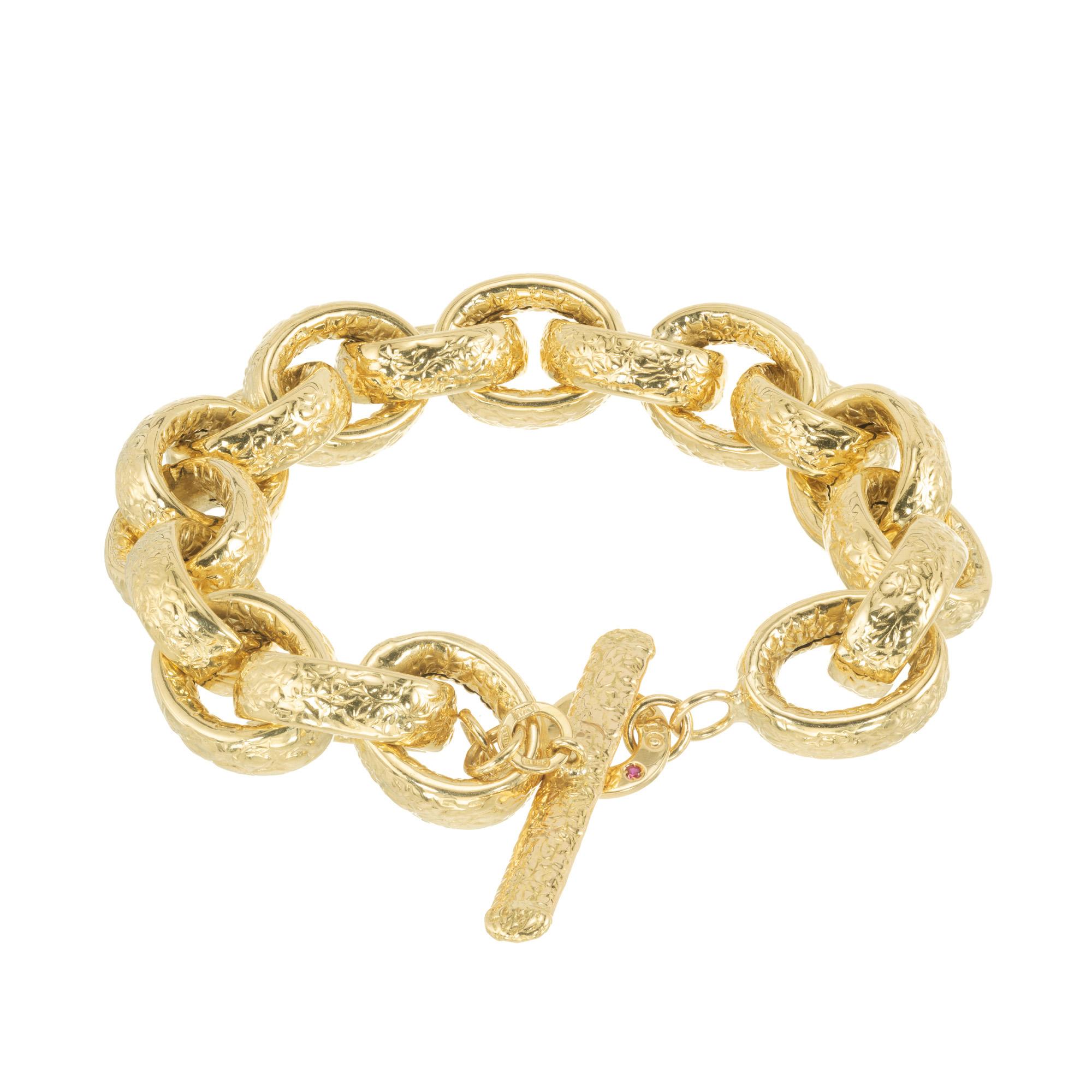 Bracciale a maglie ovali grandi di Roberto Coin. Ciascuna maglia ovale è decorata con un testo molto dettagliato ed è dotata di una chiusura ad alamaro. Realizzato in oro giallo 18 carati. La lunghezza è di 8 pollici. Un pezzo straordinario per