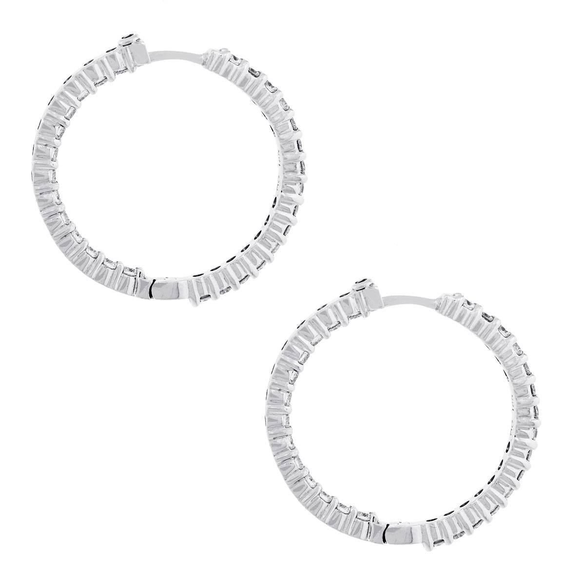 Designer: Roberto Coin
Diamonds Details: Approx. 1.53ctw Round Brilliant Diamonds. Diamonds are G in color, VS in clarity
Material: 18k white gold
Measurements: 0.98″ x 0.078″ x 0.98″
Clasp: Hinged Clasp
Total Weight: 7.8g (5.0dwt)
Additional