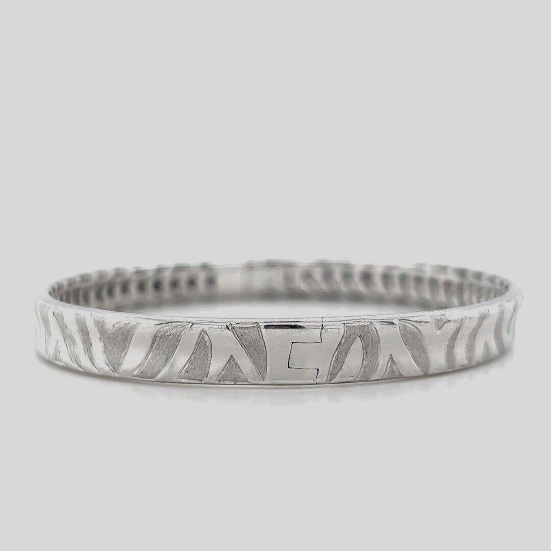Roberto Coin 18 Karat White Gold Embossed Zebra Print Oval Bangle, Italy  In Good Condition For Sale In Guilford, CT