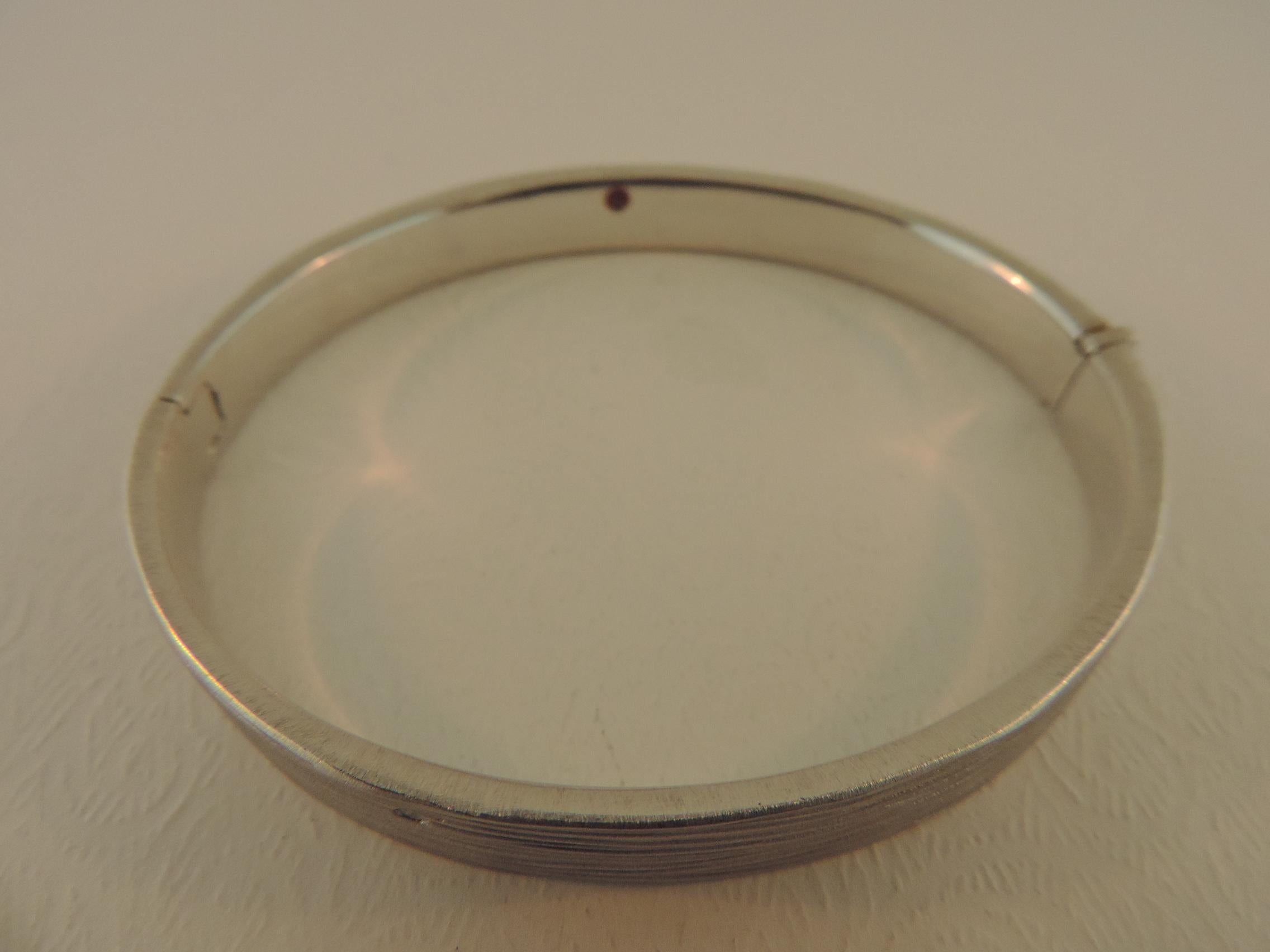 Roberto Coin 18 Karat White Gold Hinged Bangle with Diamond In Excellent Condition In Ft. Lauderdale, FL