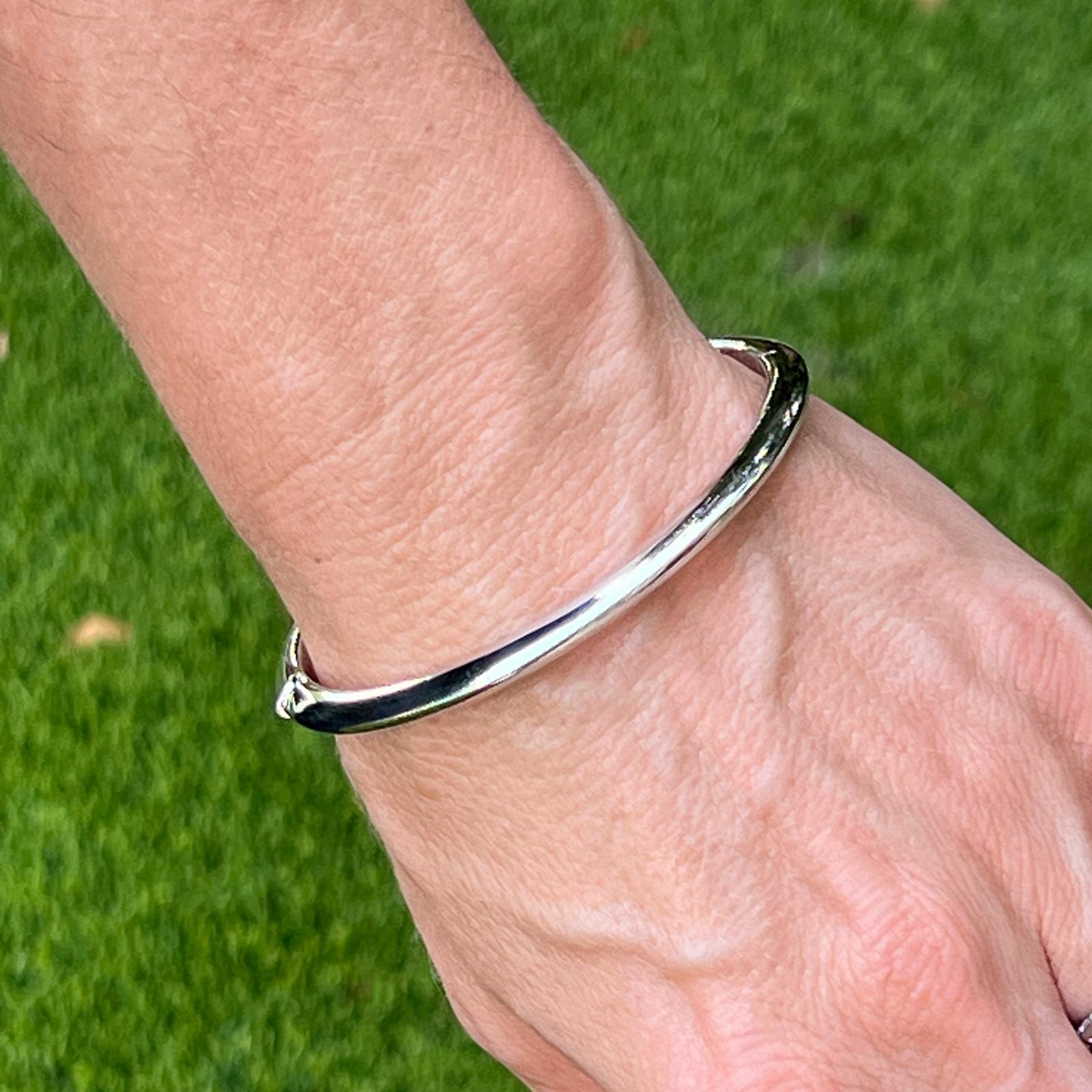 Das Roberto Coin Oro Classic Knife Egde Scharnierarmband ist aus 18 Karat Weißgold gefertigt. Der Armreif misst 5 mm in der Breite, hat einen Durchmesser von 2,25 Zoll und passt an ein Handgelenk von bis zu 7,00 Zoll. Auf dem Verschluss befindet