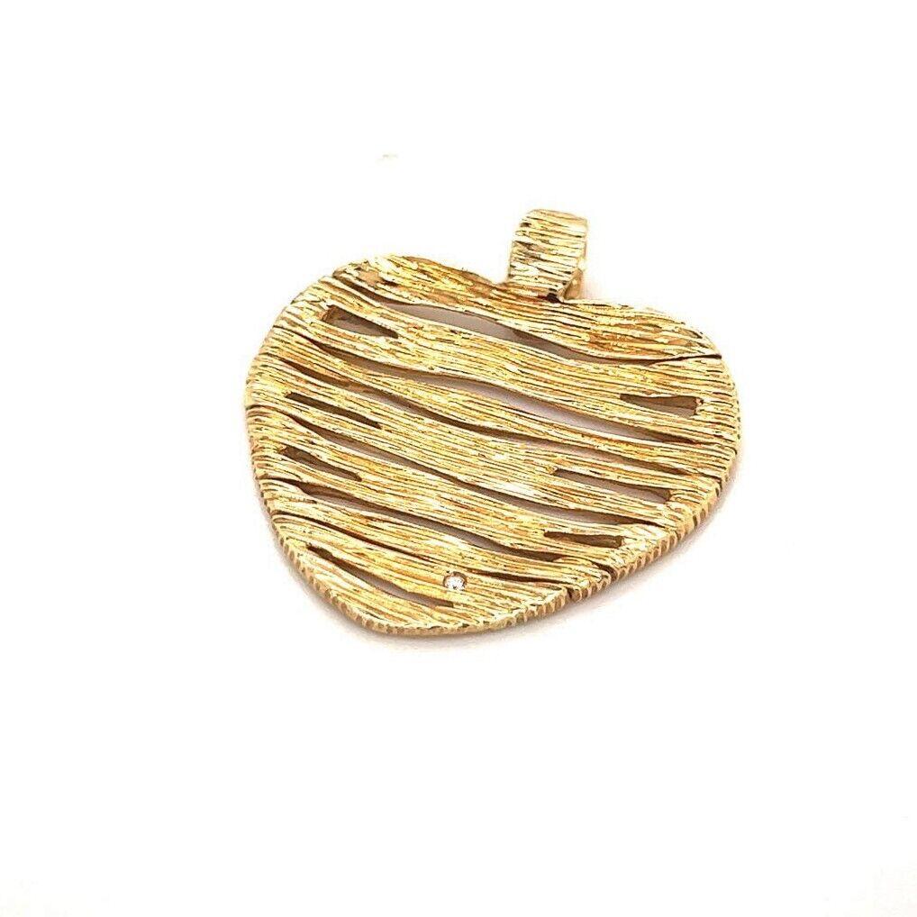 Roberto Coin 18k Yellow Gold 7.7g Elephantino Heart Pendant

Condition:  Excellent Condition, Professionally Cleaned and Polished
Metal:  18k Gold (Marked, and Professionally Tested)
Weight:  7.7g
Diamond:  Flush Set Round Brilliant Diamond