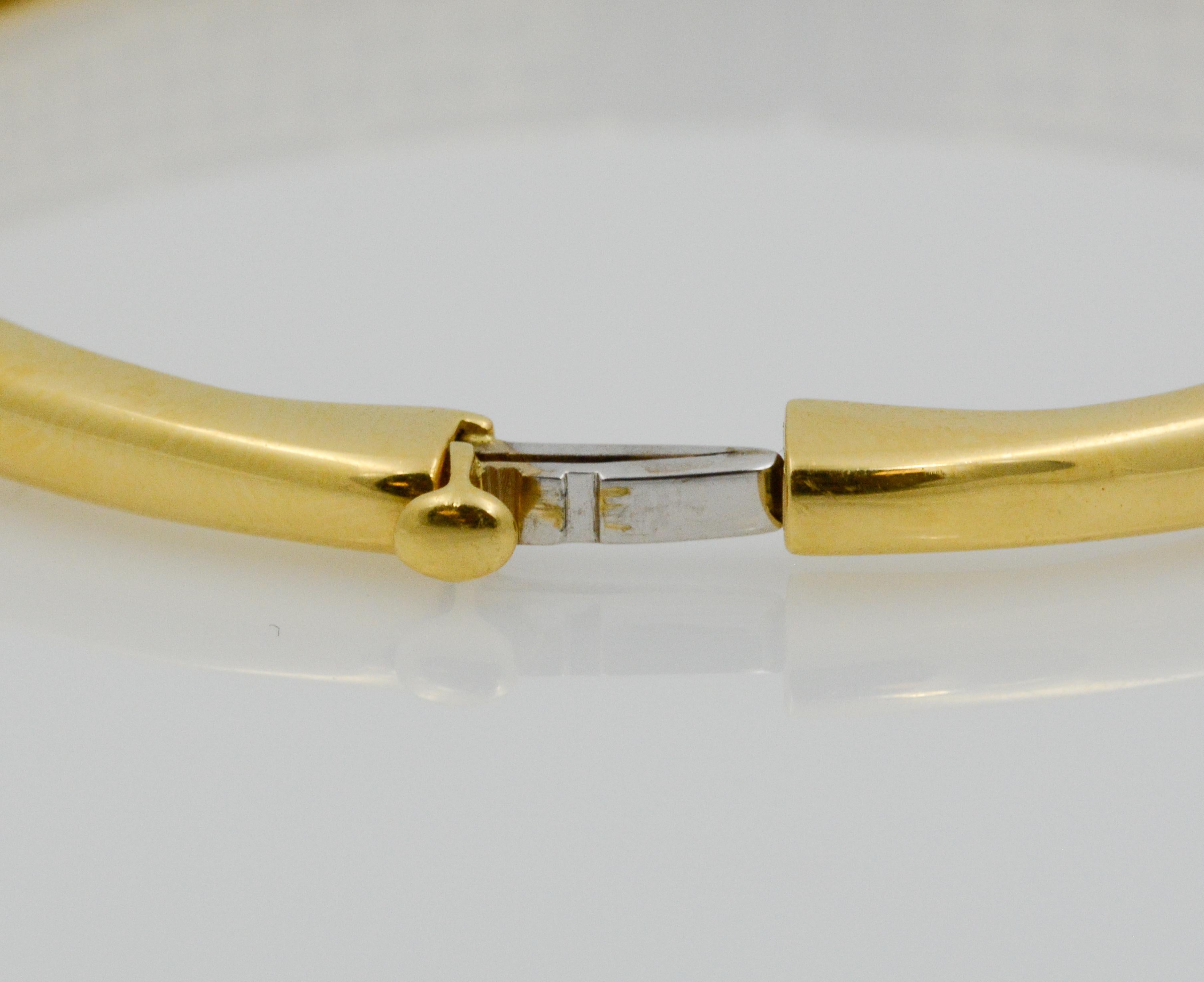 Roberto Coin 18 Karat Yellow Gold Hinged Bangle Bracelet with Diamond Accent In Excellent Condition In Dallas, TX