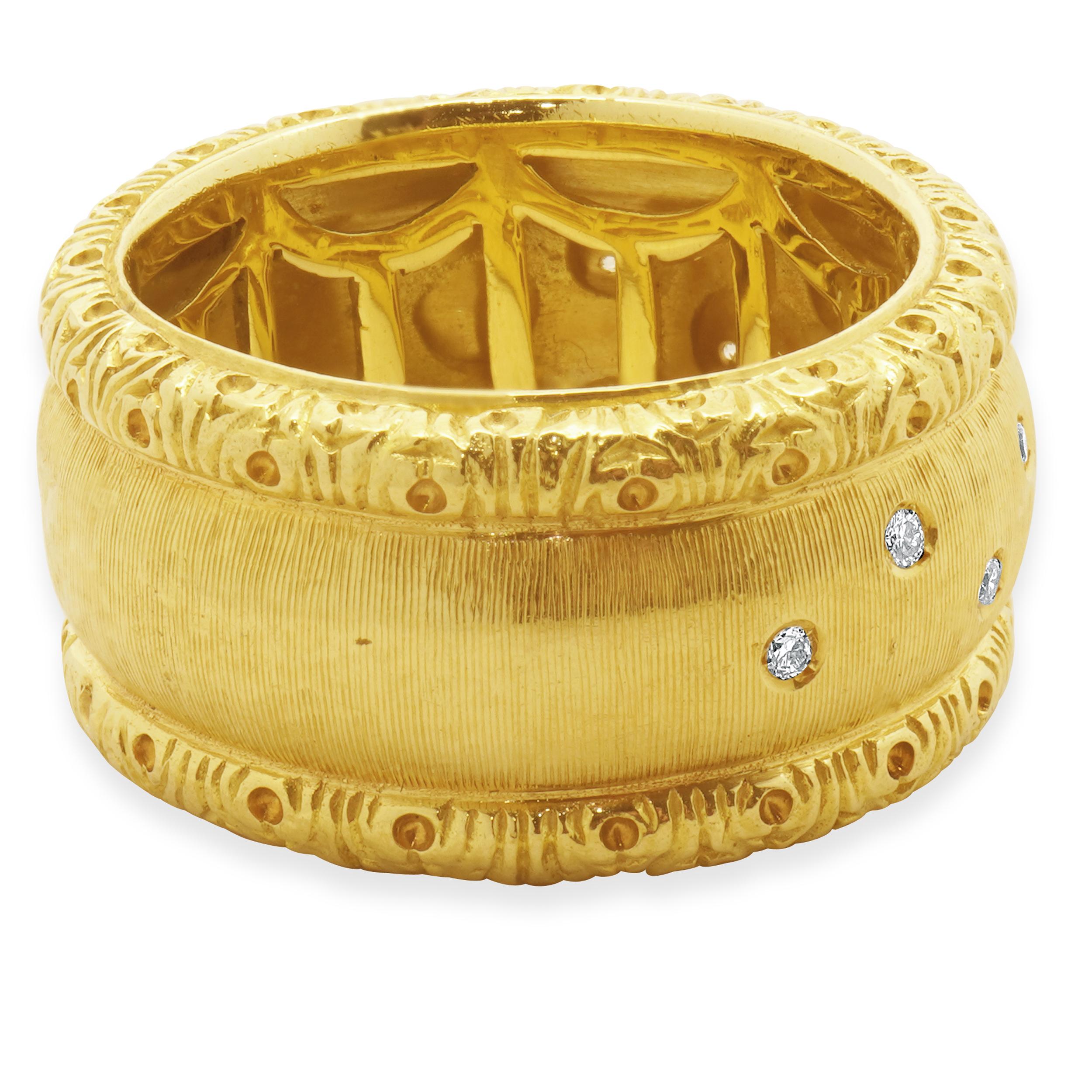 Designer: Roberto Coin
Materiale: oro giallo 18 carati
Diamanti: 9 diamanti rotondi taglio brillante = 0,11cttw
Colore: G
Chiarezza: SI1
Misura dell'anello: 7.25
Peso: 13,33
447-59