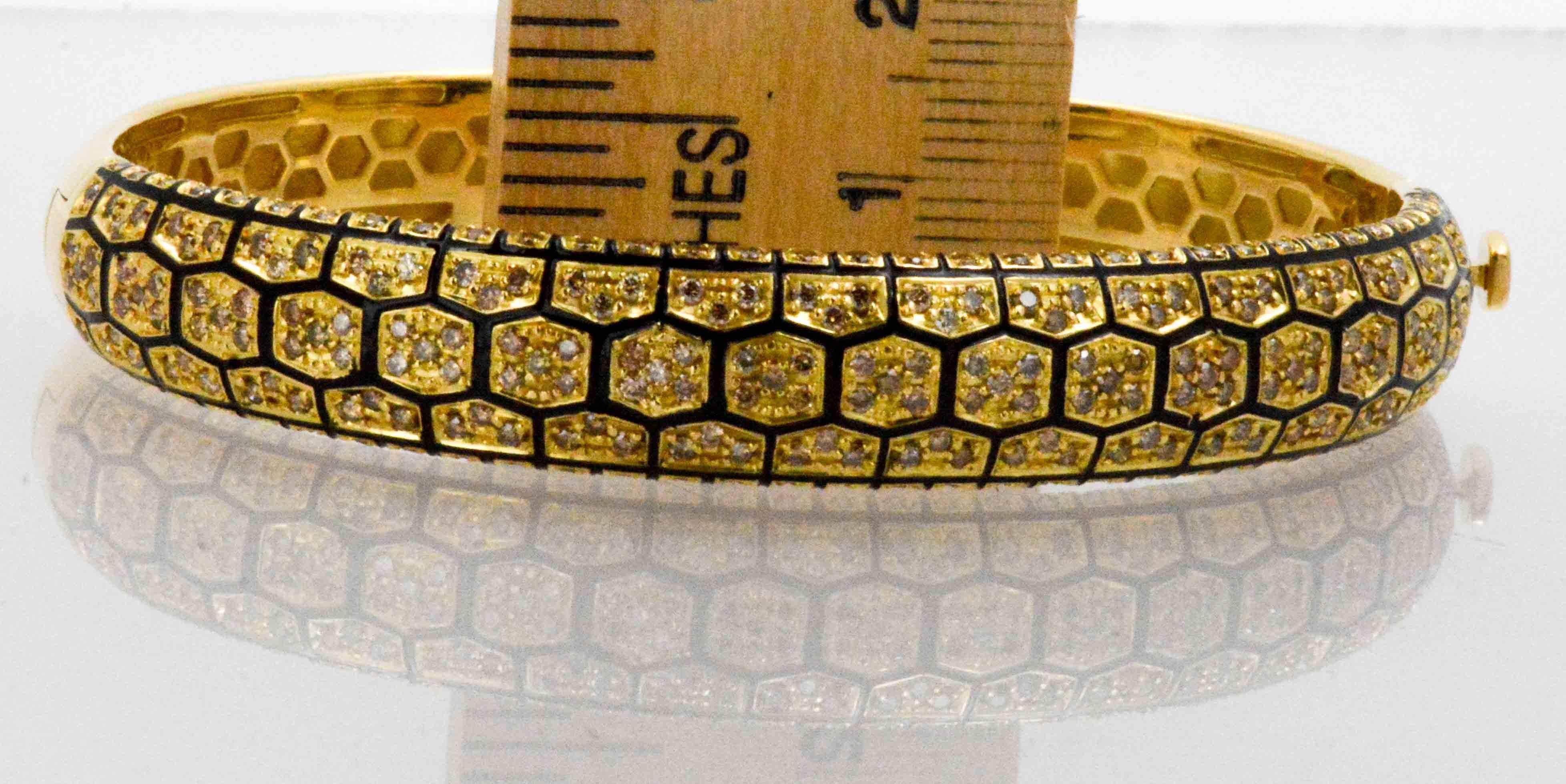Roberto Coin 18 KY Gold Honeycomb Bangle Bracelet 1.82 Carat Diamonds In Excellent Condition In Dallas, TX