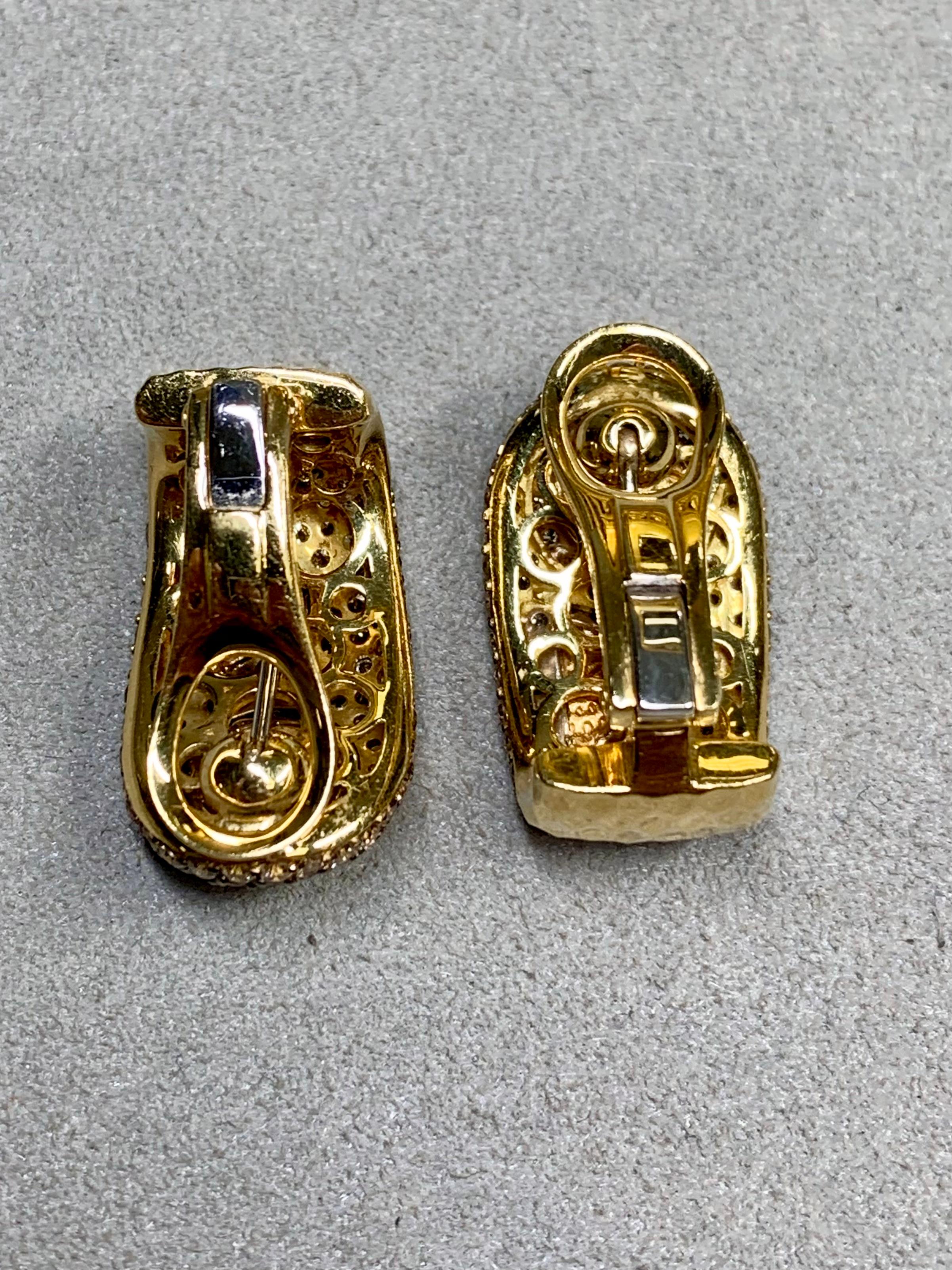 Roberto Coin 18K Fancy Brown White Pavé Diamond Wide Huggie Earrings 4ctw (Rundschliff) im Angebot