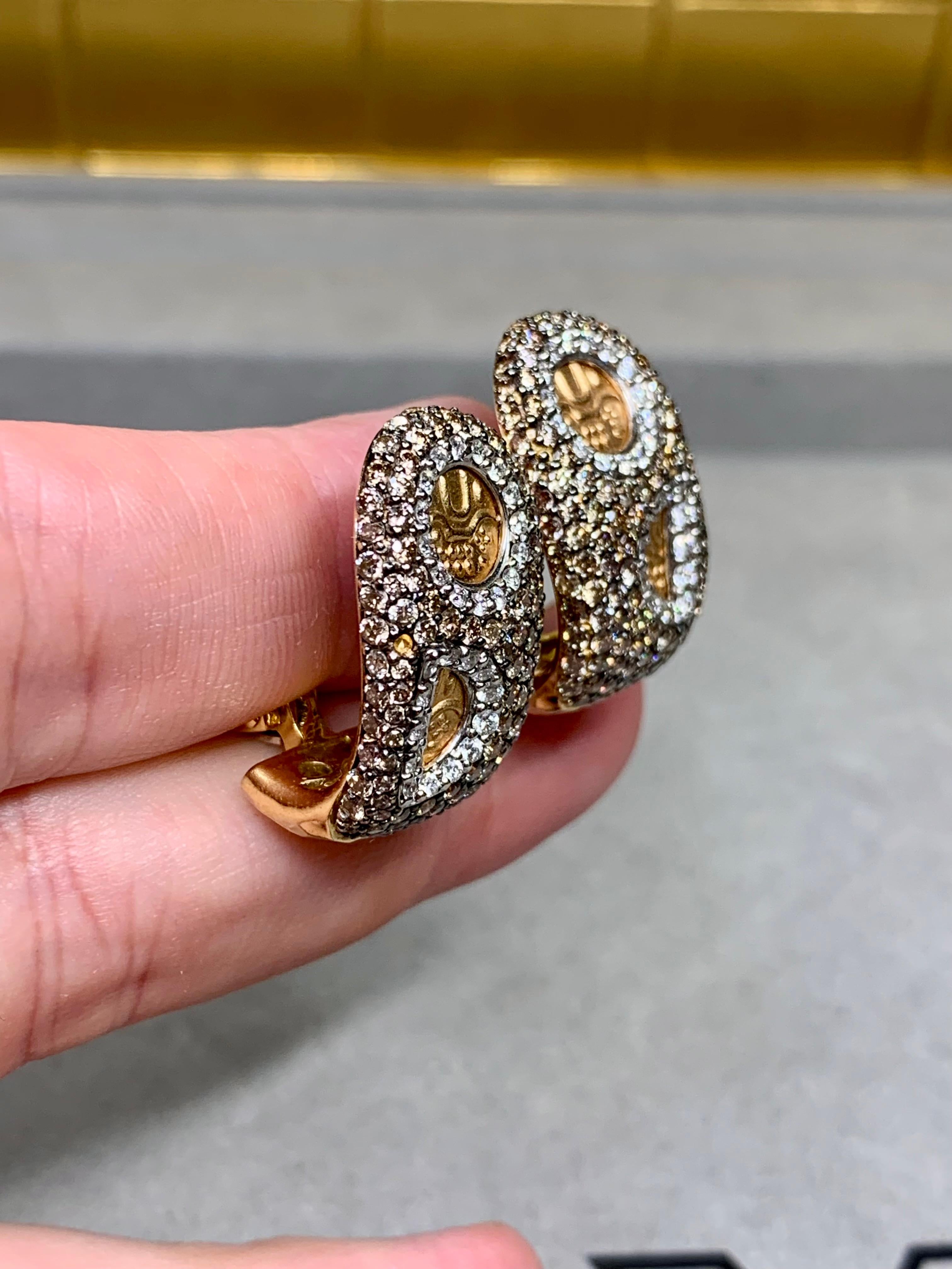 Roberto Coin 18K Fancy Brown White Pavé Diamond Wide Huggie Earrings 4ctw für Damen oder Herren im Angebot