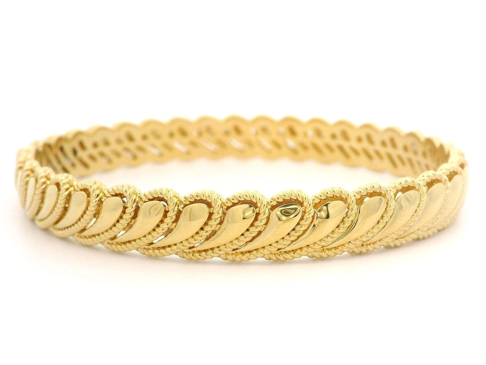 Roberto Coin 18k Gold 0.47ctw Diamond Byzantine Barocco Hinged Bangle In Excellent Condition For Sale In Montclair, NJ