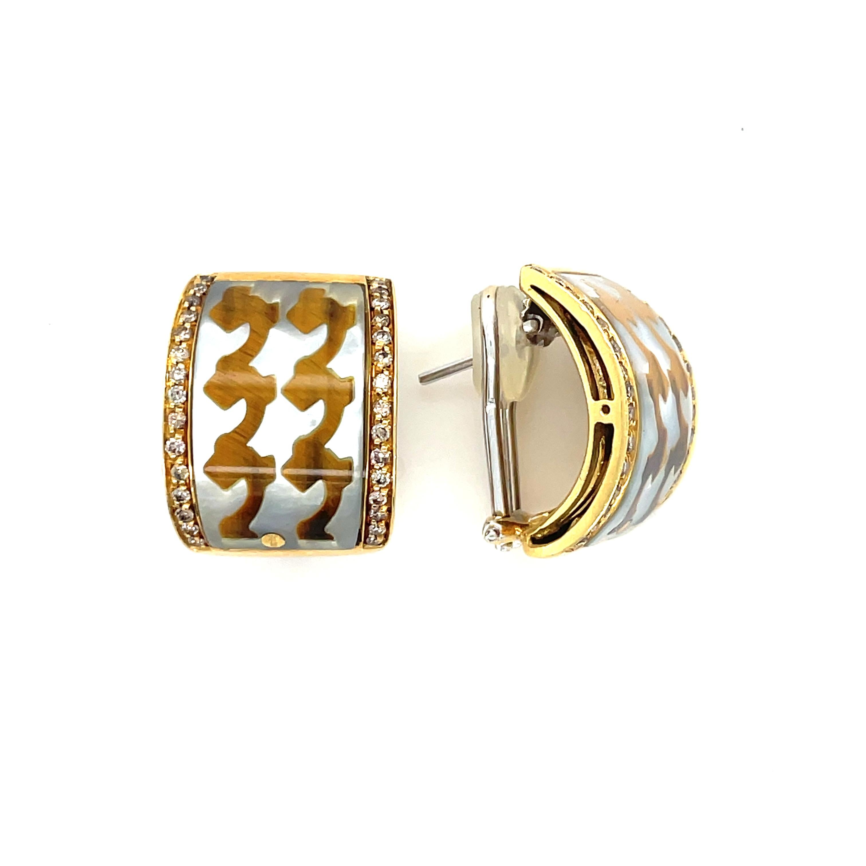 Questi divertenti orecchini disegnati dal designer italiano Roberto Coin presentano un intarsio di madreperla e occhio di tigre e un design ondulato con bordi di diamanti rotondi taglio brillante. I fondelli, che contengono perni pieghevoli e clip