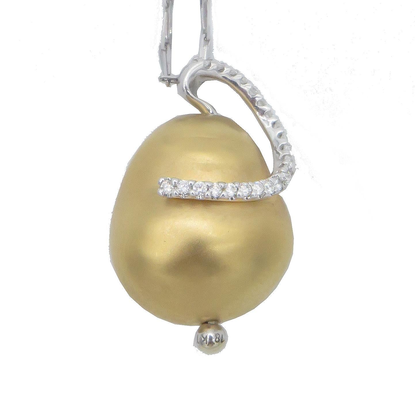 Roberto Coin eighteen-karat yellow and white gold nugget pendant mounted with twenty-two round brilliant-cut natural diamonds weighing together 0.14 carat. Pendant is suspended on an eighteen-karat white gold necklace.
18k white and yellow gold
the