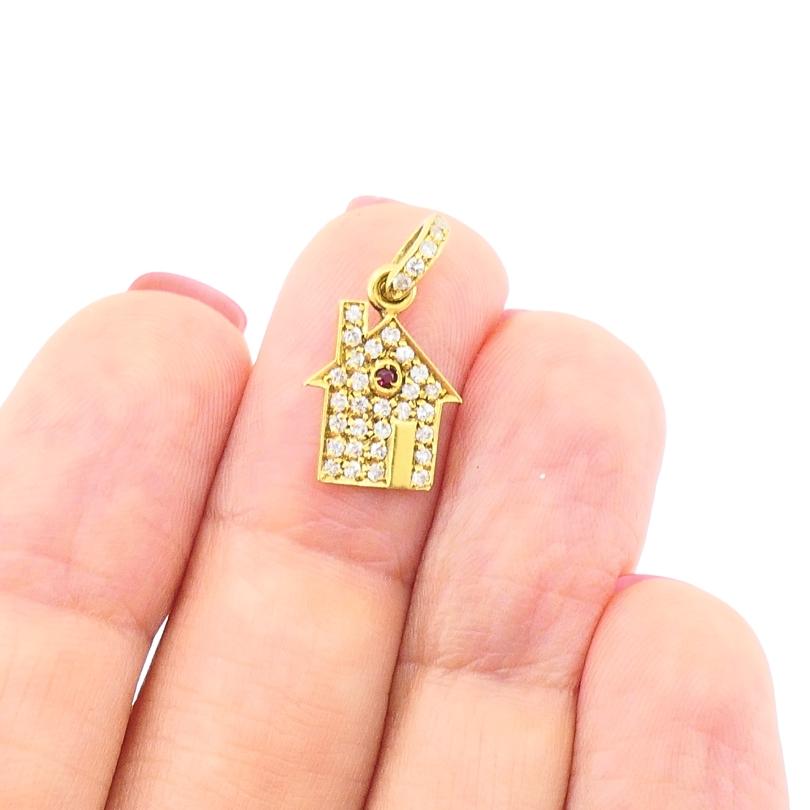 Dieser charmante Anhänger des renommierten Designers Roberto Coin ist  aus 18-karätigem Gelbgold gefertigt und verspielt wie ein Haus geformt. Funkelnde Diamanten in Pavé-Fassung erhellen die Fassade, während der für Roberto Coin charakteristische,