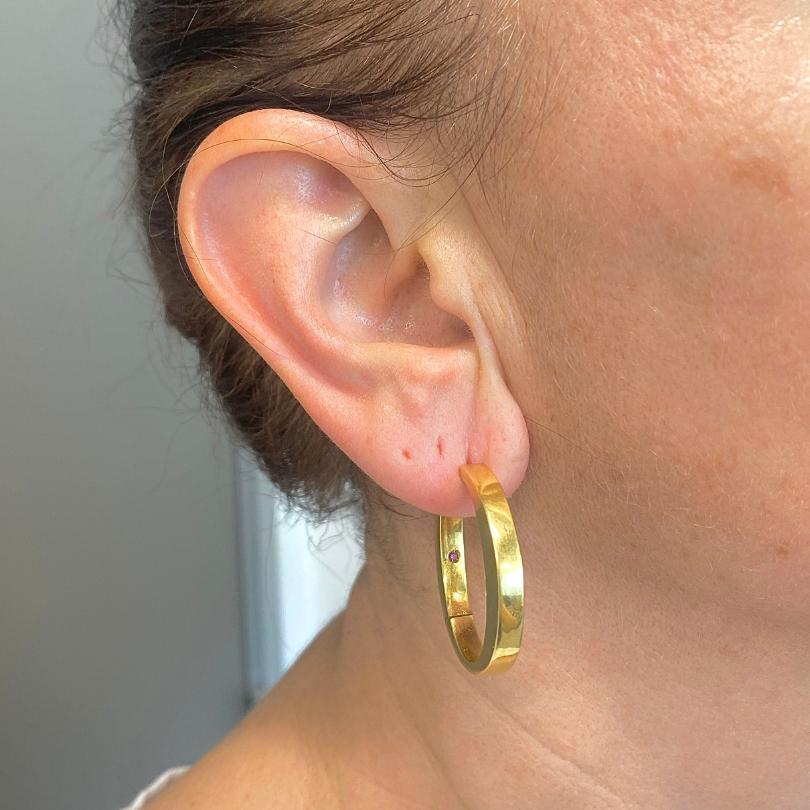 
Designer: Roberto Coin
Materiali: 18k  Oro
Pietra preziosa: Rubino
Peso: 12,1 grammi
Misure: Diametro - 1 3/16