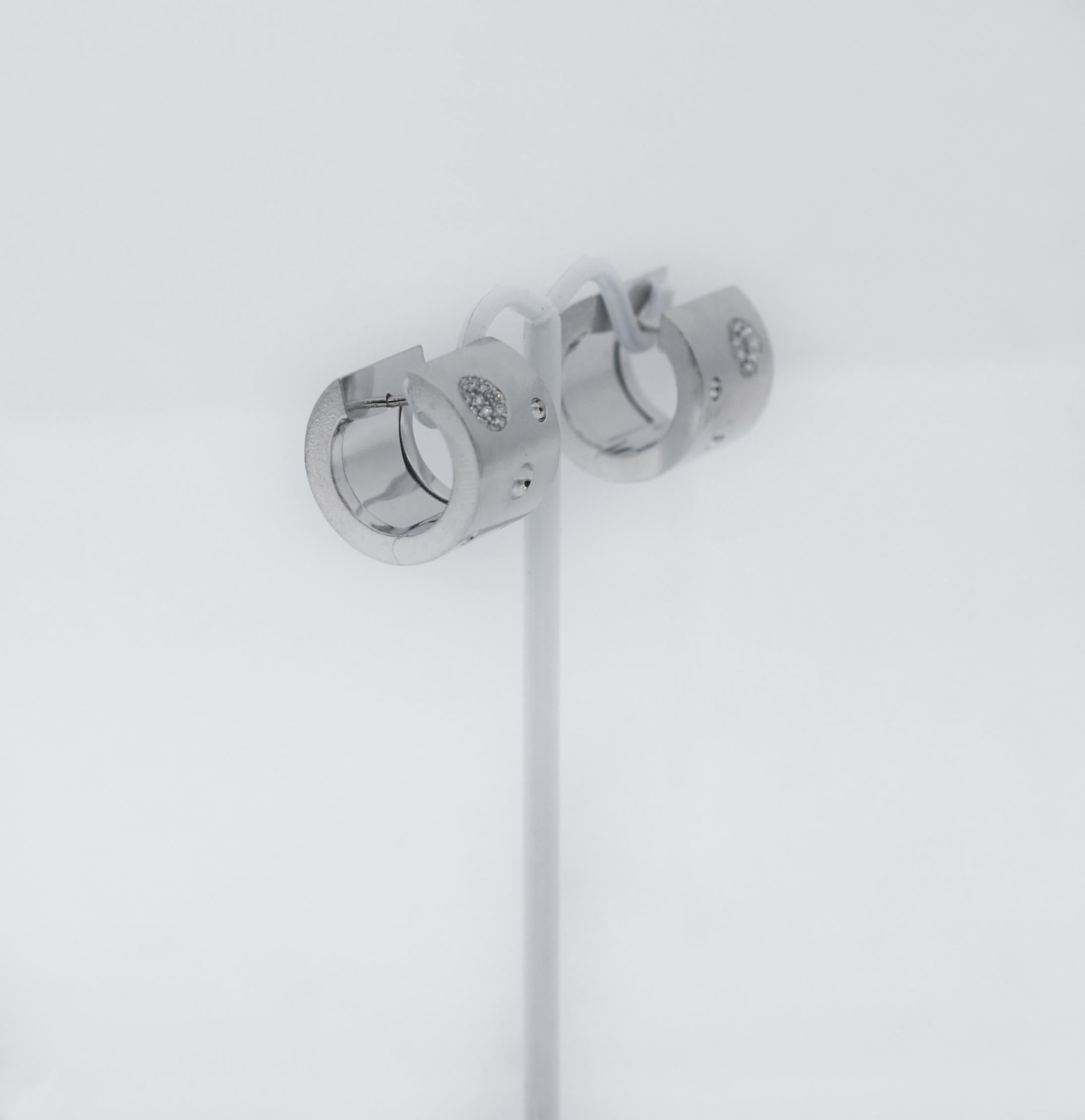 Roberto Coin 18K Gold Pois Mois Luna Huggie Hoops In Good Condition In San Fernando, CA