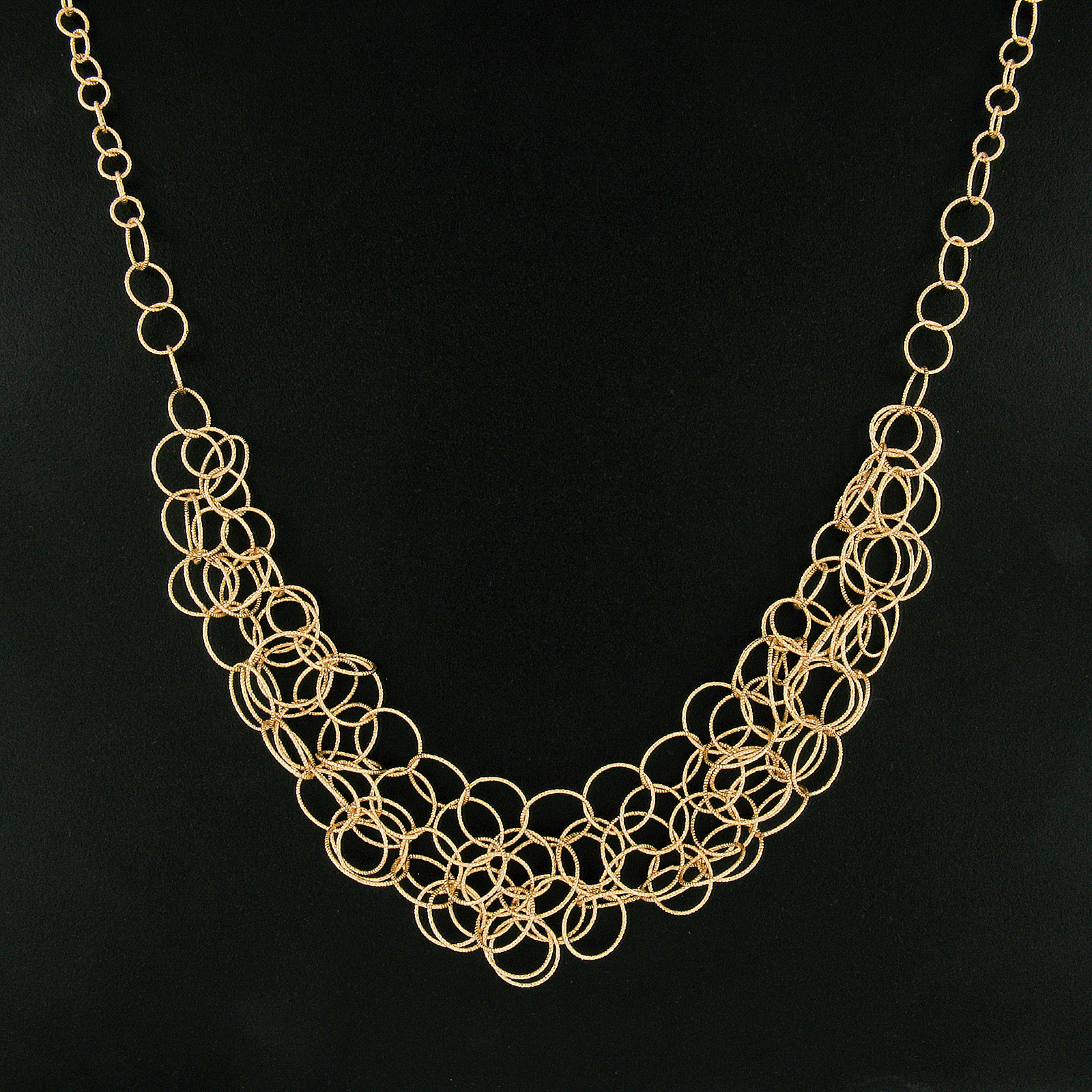 Roberto Coin 18k Gold Textured Interlocking Round Link Mauresque Necklace In Excellent Condition For Sale In Montclair, NJ