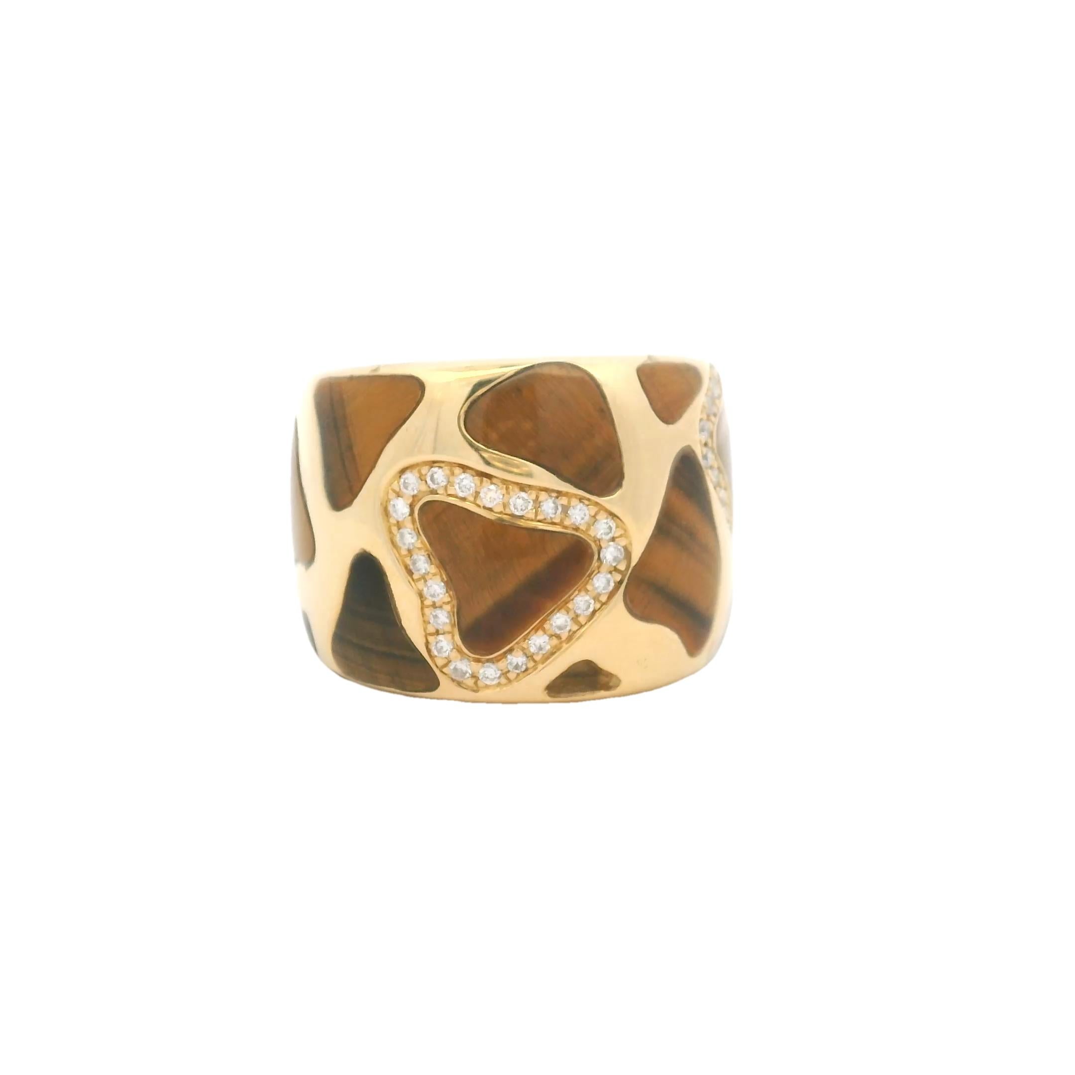 Vera testimonianza della maestria artigianale e dell'eleganza italiana di Roberto Coin, questo anello audace e accattivante proviene dalla rinomata Collection'S Animallier del designer. Scolpito in ricco oro giallo 18 carati, l'ampia silhouette a