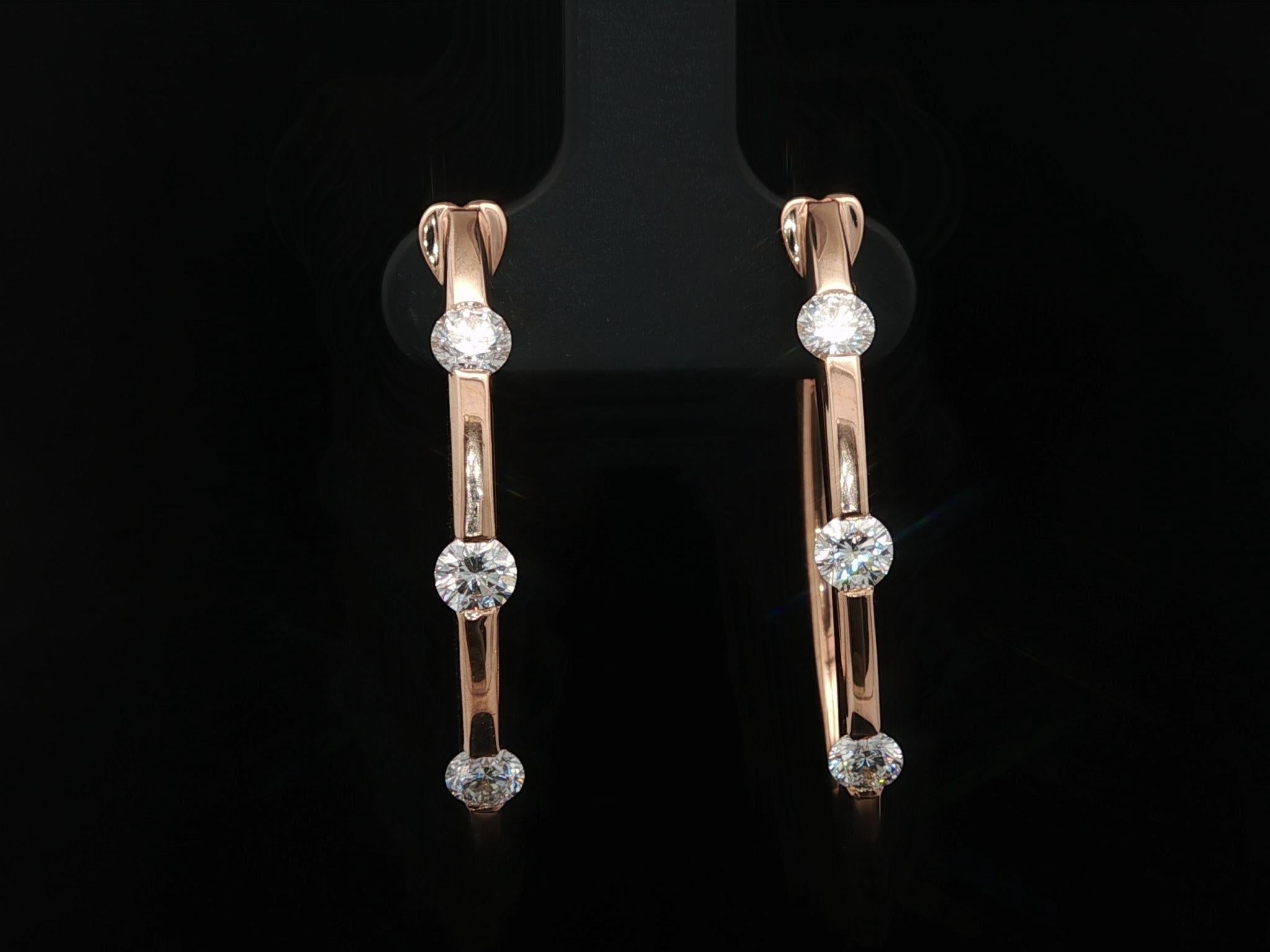 --Pietre: --
(6) Diamanti Nature autentici - Taglio rotondo Brilliante - Incastonati - Colore G/H - Purezza VS1/VS2 - 0,90ctw (circa)

Materiale: Oro rosa massiccio 18 carati
Peso: 10,7 grammi
Fondello: Pali con chiusura a scatto (è necessario avere