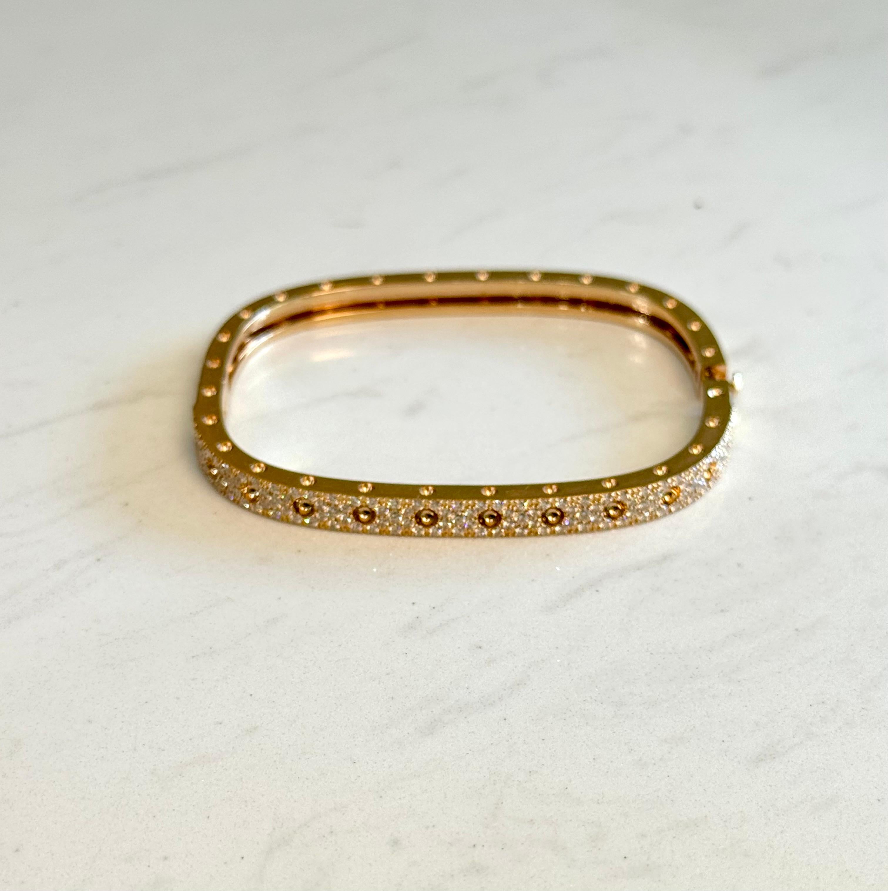 
Erhöhen Sie Ihren Stil mit dem exquisiten Roberto Coin 18K Rose Gold Diamond Pois Moi Armreif - eine Verkörperung von Anmut und Raffinesse. Der aus glänzendem 18-karätigem Roségold gefertigte und mit einem auffälligen 18-karätigem Stempel versehene