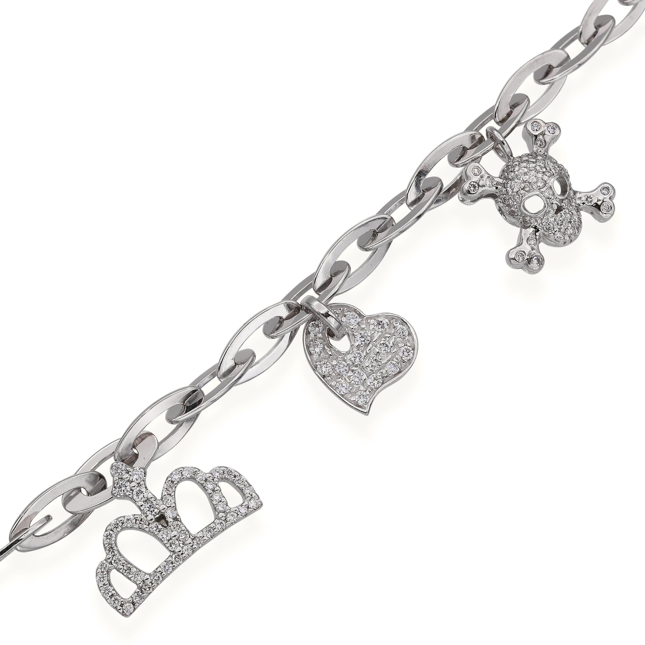 Questo bracciale charme di Roberto Coin è realizzato in lussuoso oro bianco 18 carati, con diamanti scintillanti e rubini naturali. Conosciuto per il suo stile distintivo e per il suo marchio di fabbrica con rubino nascosto, i pezzi di Roberto Coin