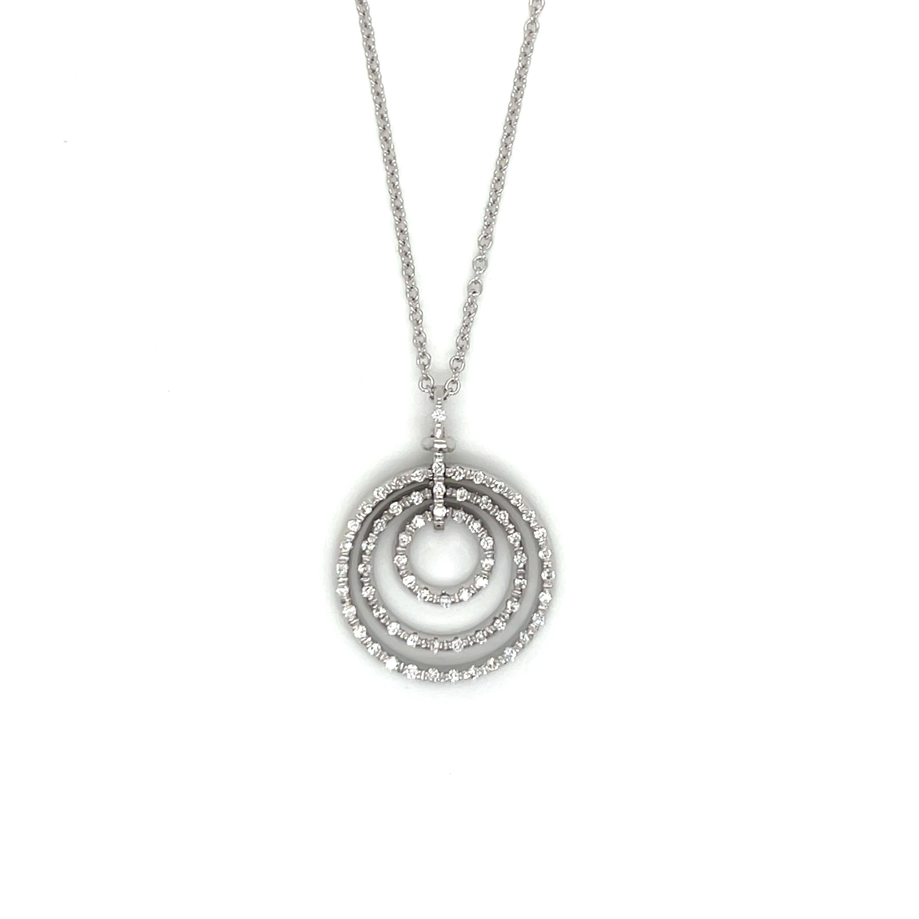 Roberto Coin Collier pendentif cercle en or blanc 18k avec diamants

Découvrez l'art du luxe italien avec cet époustouflant pendentif cercle en diamant Roberto Coin, un chef-d'œuvre d'élégance contemporaine et de sophistication intemporelle. Cette
