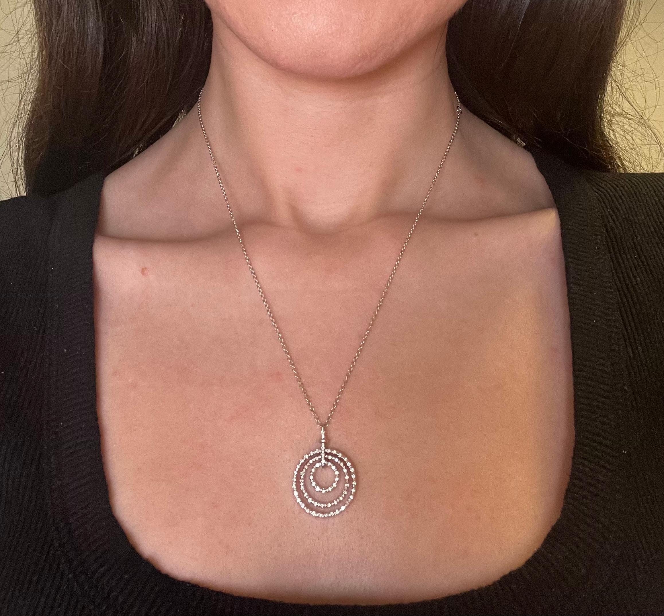 Collier à pendentifs en or blanc 18K avec cercles de diamants Roberto Coin en vente 1