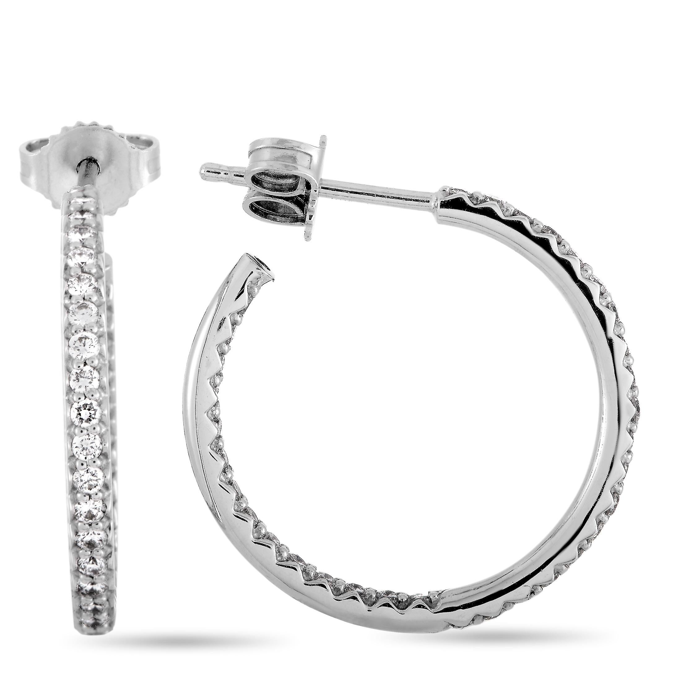 This Roberto Coin pair of earrings is made out of 18K white gold and diamonds that amount to 0.87 carats. The earrings measure 0.88” by 0.15” and each of the two weighs 2 grams.
 
 Offered in brand new condition, the earrings include the