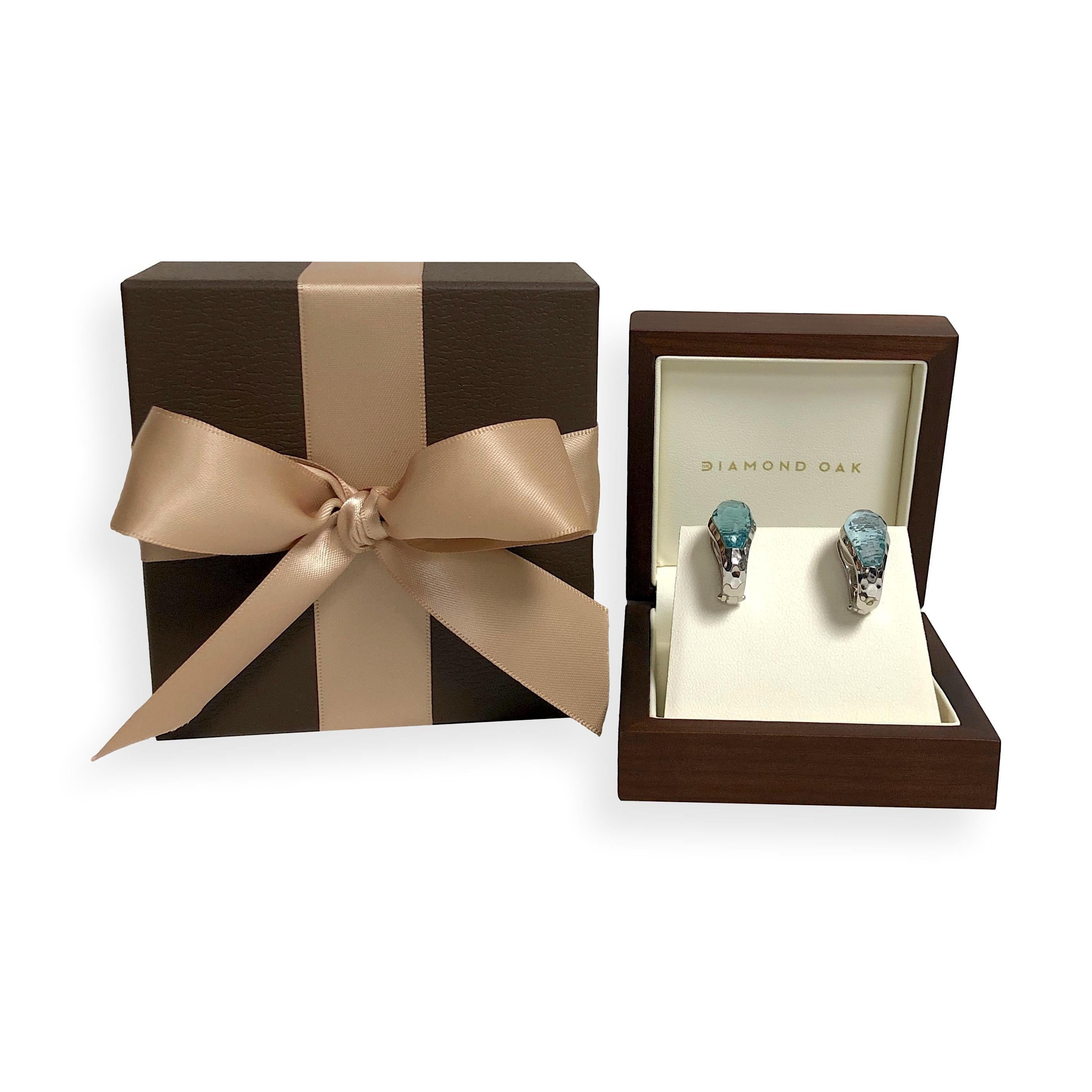 Roberto Coin Boucles d'oreilles clip / post en or blanc 18K Hammer avec Topaze Bleue 14cts en vente 3